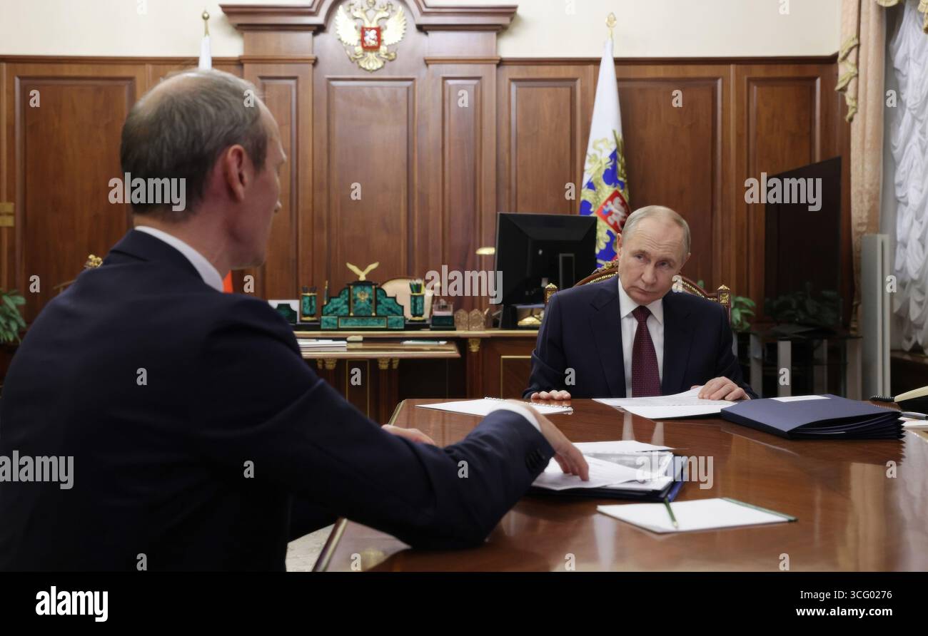 Moscou, Russie. 25 août 2025. Le président russe Vladimir Poutine, à droite, écoute le vice-premier ministre - chef du cabinet du gouvernement Dmitri Grigorenko, livrer son rapport lors d'une réunion en face à face au Kremlin, le 25 août 2025 à Moscou, en Russie. Crédit : Vyacheslav Prokofyev/Kremlin Pool/Alamy Live News Banque D'Images