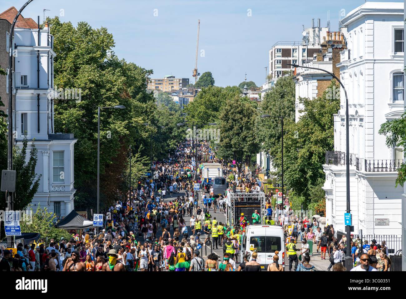 Londres, Royaume-Uni. 25 août 2025. Foules sur Ladbroke Grove pendant l'après-midi de la Grande finale du Carnaval de Notting Hill. Le plus grand festival de rue d’Europe se déroule sur deux jours et célèbre la culture caribéenne avec plus d’un million de personnes attendues chaque jour. Credit : Stephen Chung / Alamy Live News Banque D'Images