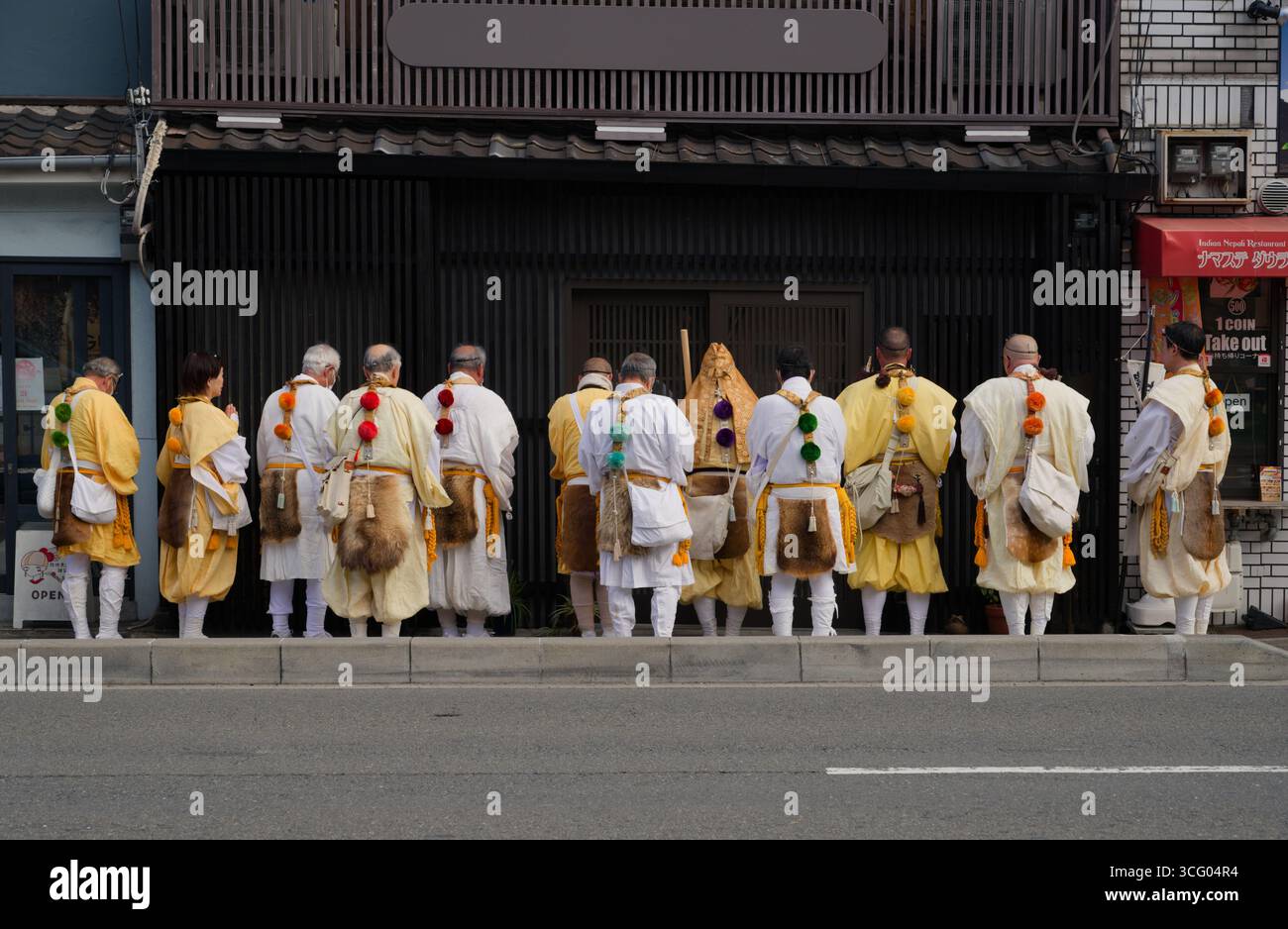 Les aînés locaux aux attitudes traditionnelles bénissent une entreprise pendant Tōka Ebisu à Kyoto Banque D'Images