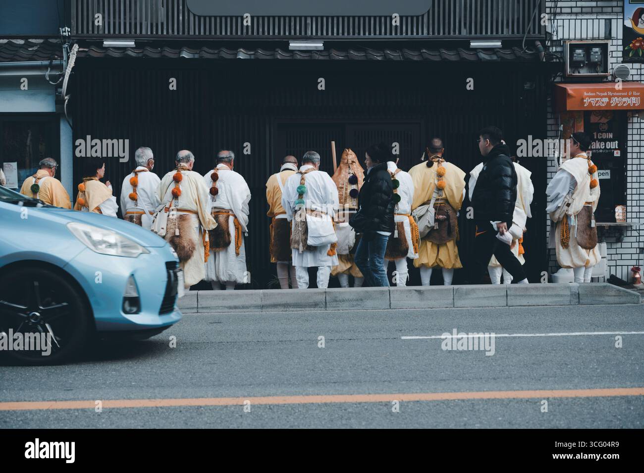Les aînés de la communauté dans des attitudes traditionnelles bénissent les magasins locaux pendant Tōka Ebisu à Kyoto Banque D'Images