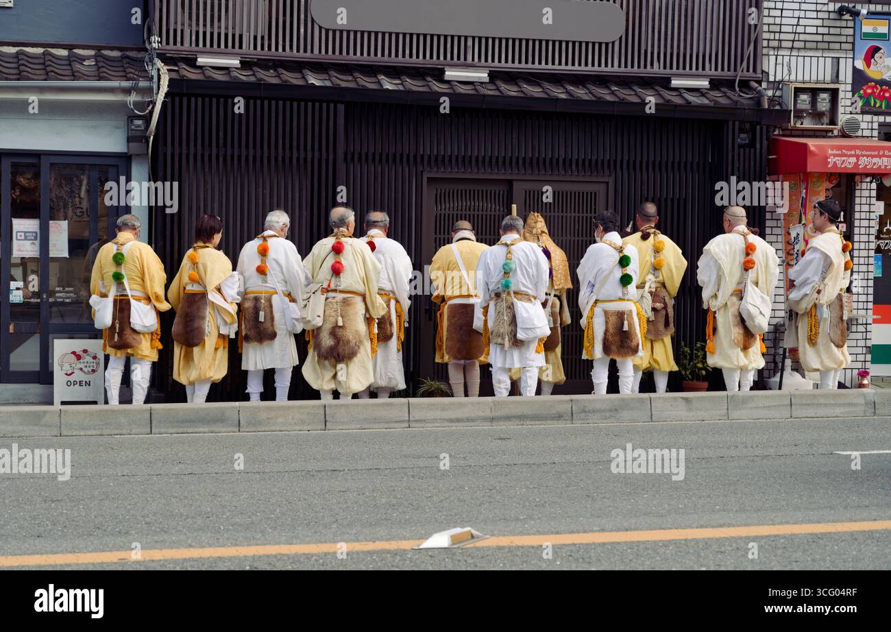 Les aînés et les accompagnateurs en tenue traditionnelle bénissent une entreprise locale pendant Tōka Ebisu à Kyoto Banque D'Images