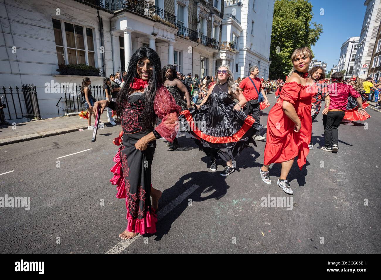 LONDRES, Royaume-Uni - 25 août 2025 : des artistes en costumes vibrants et des groupes de samba brésiliens rejoignent les systèmes sonores des Caraïbes lors du défilé principal du carnaval de Notting Hill. L'événement annuel célèbre la culture caribéenne avec de la musique, de la danse et des fêtes de rue, attirant d'énormes foules dans la chaleur de l'été. Banque D'Images LONDRES, Royaume-Uni - 25 août 2025 : des artistes en costumes vibrants et des groupes de samba brésiliens rejoignent les systèmes sonores des Caraïbes lors du défilé principal du carnaval de Notting Hill. L'événement annuel célèbre la culture caribéenne avec de la musique, de la danse et des fêtes de rue, attirant d'énormes foules dans la chaleur de l'été. Banque D'Images