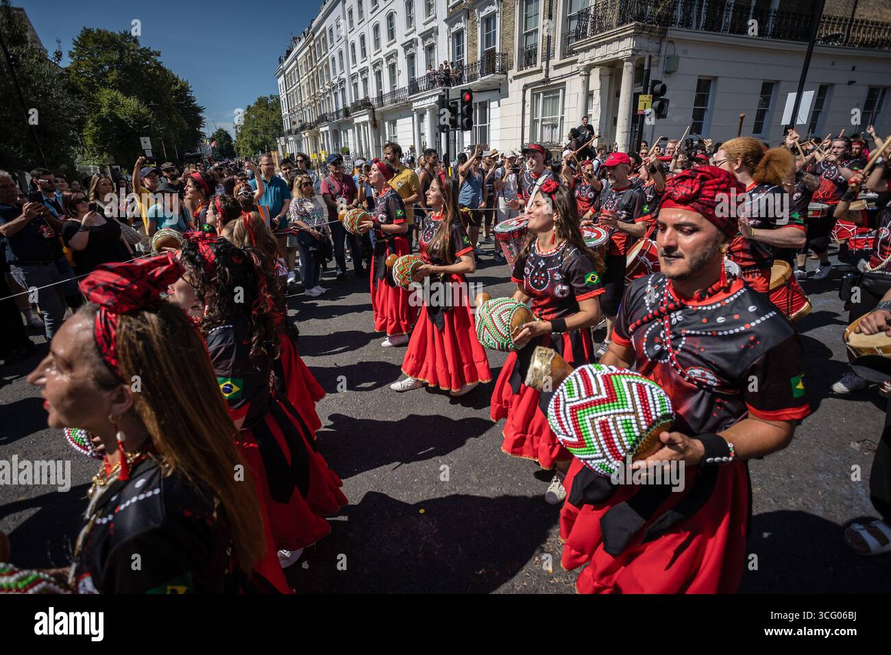 LONDRES, Royaume-Uni - 25 août 2025 : des artistes en costumes vibrants et des groupes de samba brésiliens rejoignent les systèmes sonores des Caraïbes lors du défilé principal du carnaval de Notting Hill. L'événement annuel célèbre la culture caribéenne avec de la musique, de la danse et des fêtes de rue, attirant d'énormes foules dans la chaleur de l'été. Banque D'Images LONDRES, Royaume-Uni - 25 août 2025 : des artistes en costumes vibrants et des groupes de samba brésiliens rejoignent les systèmes sonores des Caraïbes lors du défilé principal du carnaval de Notting Hill. L'événement annuel célèbre la culture caribéenne avec de la musique, de la danse et des fêtes de rue, attirant d'énormes foules dans la chaleur de l'été. Banque D'Images