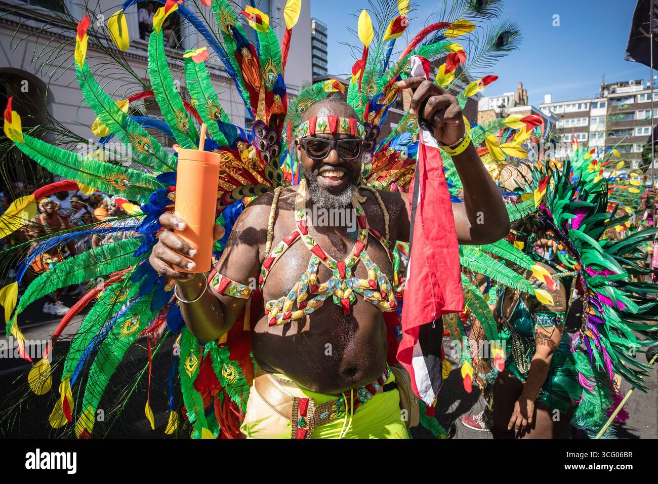 LONDRES, Royaume-Uni - 25 août 2025 : des artistes en costumes vibrants et des groupes de samba brésiliens rejoignent les systèmes sonores des Caraïbes lors du défilé principal du carnaval de Notting Hill. L'événement annuel célèbre la culture caribéenne avec de la musique, de la danse et des fêtes de rue, attirant d'énormes foules dans la chaleur de l'été. Banque D'Images LONDRES, Royaume-Uni - 25 août 2025 : des artistes en costumes vibrants et des groupes de samba brésiliens rejoignent les systèmes sonores des Caraïbes lors du défilé principal du carnaval de Notting Hill. L'événement annuel célèbre la culture caribéenne avec de la musique, de la danse et des fêtes de rue, attirant d'énormes foules dans la chaleur de l'été. Banque D'Images