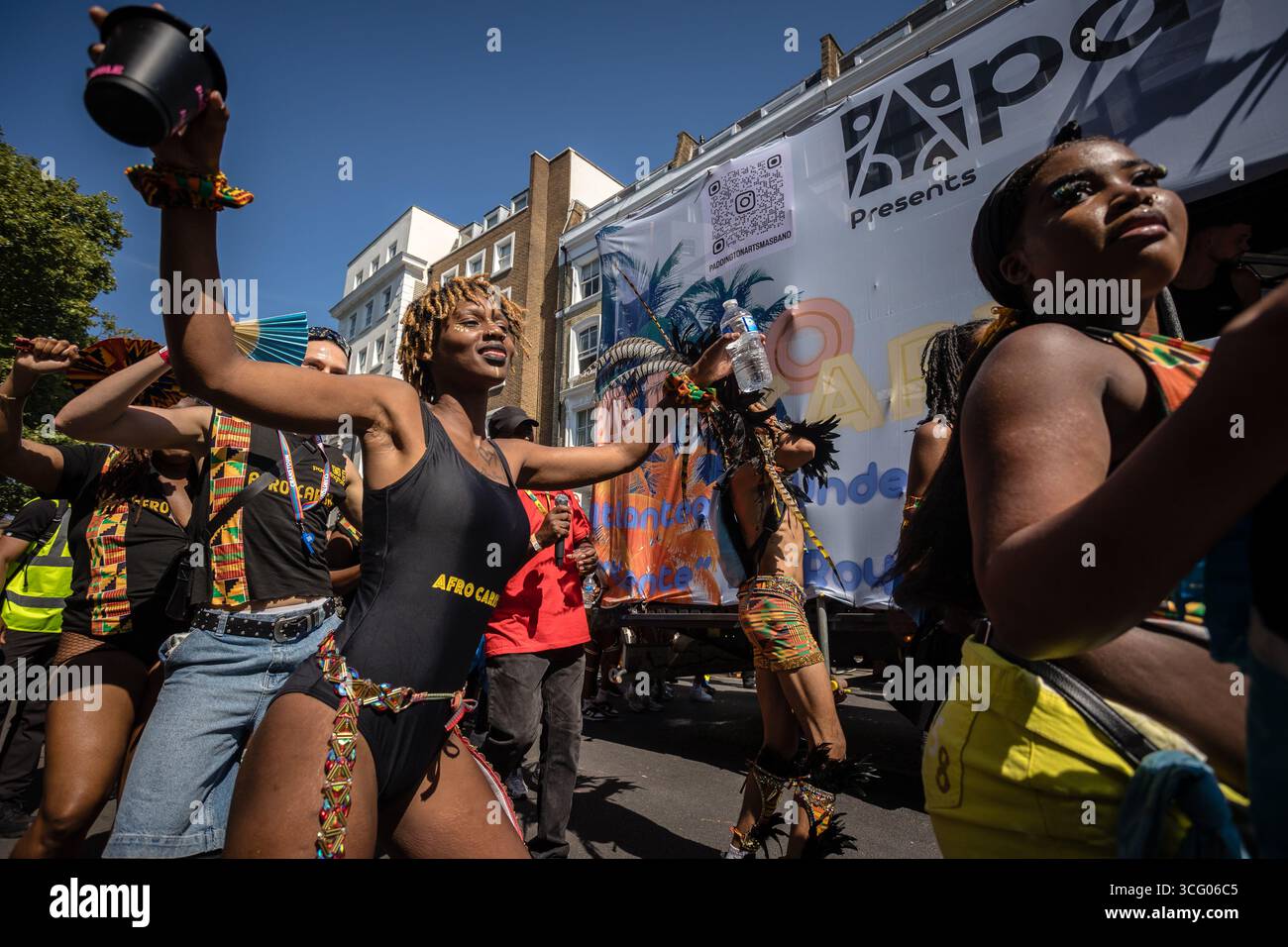 LONDRES, Royaume-Uni - 25 août 2025 : des artistes en costumes vibrants et des groupes de samba brésiliens rejoignent les systèmes sonores des Caraïbes lors du défilé principal du carnaval de Notting Hill. L'événement annuel célèbre la culture caribéenne avec de la musique, de la danse et des fêtes de rue, attirant d'énormes foules dans la chaleur de l'été. Banque D'Images LONDRES, Royaume-Uni - 25 août 2025 : des artistes en costumes vibrants et des groupes de samba brésiliens rejoignent les systèmes sonores des Caraïbes lors du défilé principal du carnaval de Notting Hill. L'événement annuel célèbre la culture caribéenne avec de la musique, de la danse et des fêtes de rue, attirant d'énormes foules dans la chaleur de l'été. Banque D'Images