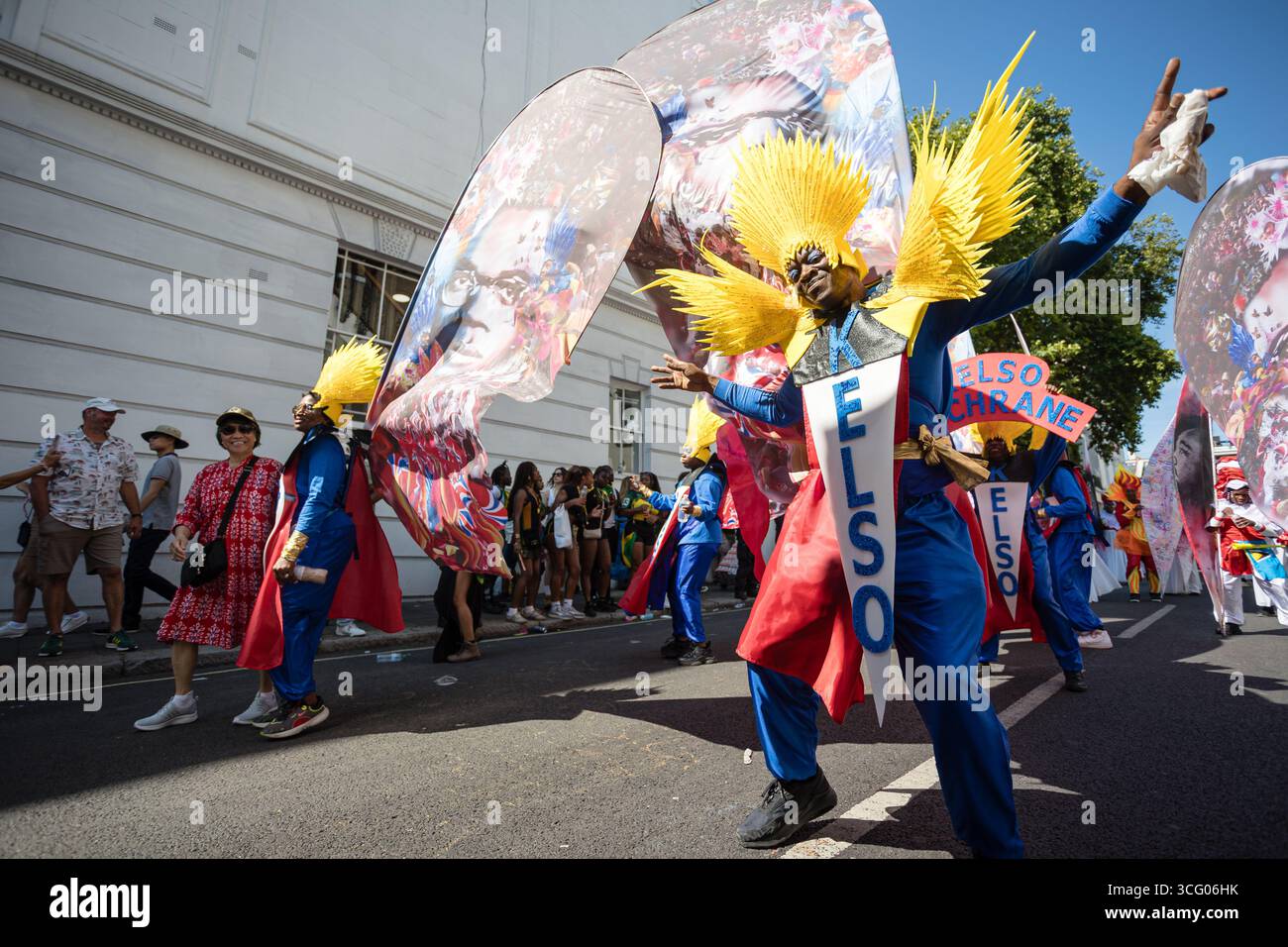 LONDRES, Royaume-Uni - 25 août 2025 : des artistes en costumes vibrants et des groupes de samba brésiliens rejoignent les systèmes sonores des Caraïbes lors du défilé principal du carnaval de Notting Hill. L'événement annuel célèbre la culture caribéenne avec de la musique, de la danse et des fêtes de rue, attirant d'énormes foules dans la chaleur de l'été. Banque D'Images LONDRES, Royaume-Uni - 25 août 2025 : des artistes en costumes vibrants et des groupes de samba brésiliens rejoignent les systèmes sonores des Caraïbes lors du défilé principal du carnaval de Notting Hill. L'événement annuel célèbre la culture caribéenne avec de la musique, de la danse et des fêtes de rue, attirant d'énormes foules dans la chaleur de l'été. Banque D'Images