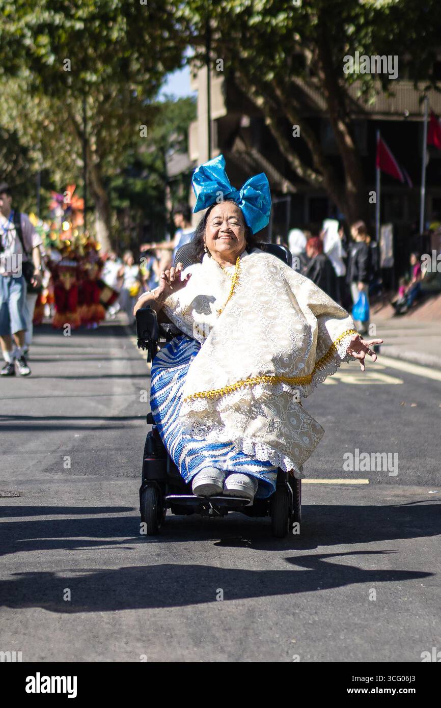 LONDRES, Royaume-Uni - 25 août 2025 : des artistes en costumes vibrants et des groupes de samba brésiliens rejoignent les systèmes sonores des Caraïbes lors du défilé principal du carnaval de Notting Hill. L'événement annuel célèbre la culture caribéenne avec de la musique, de la danse et des fêtes de rue, attirant d'énormes foules dans la chaleur de l'été. Banque D'Images LONDRES, Royaume-Uni - 25 août 2025 : des artistes en costumes vibrants et des groupes de samba brésiliens rejoignent les systèmes sonores des Caraïbes lors du défilé principal du carnaval de Notting Hill. L'événement annuel célèbre la culture caribéenne avec de la musique, de la danse et des fêtes de rue, attirant d'énormes foules dans la chaleur de l'été. Banque D'Images