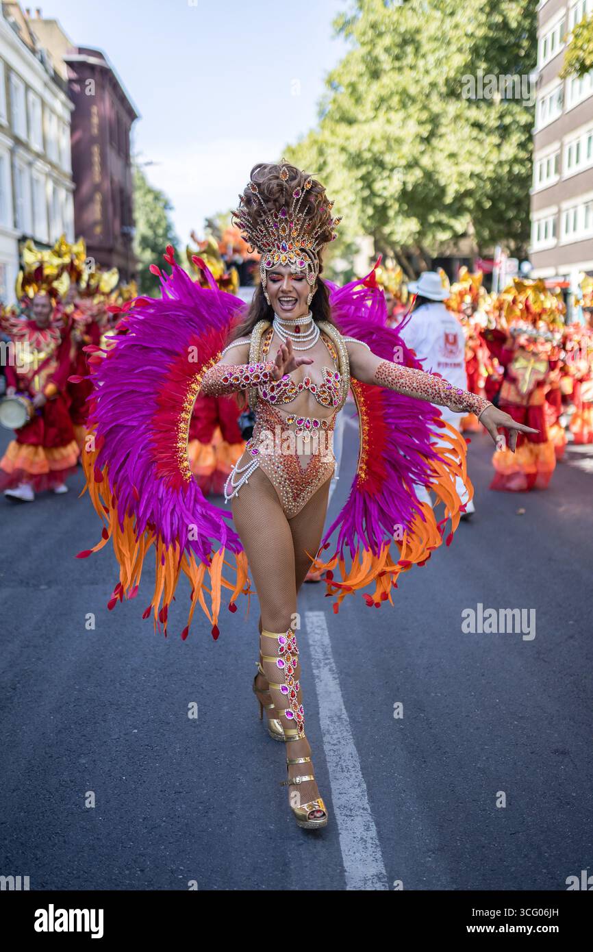 LONDRES, Royaume-Uni - 25 août 2025 : des artistes en costumes vibrants et des groupes de samba brésiliens rejoignent les systèmes sonores des Caraïbes lors du défilé principal du carnaval de Notting Hill. L'événement annuel célèbre la culture caribéenne avec de la musique, de la danse et des fêtes de rue, attirant d'énormes foules dans la chaleur de l'été. Banque D'Images LONDRES, Royaume-Uni - 25 août 2025 : des artistes en costumes vibrants et des groupes de samba brésiliens rejoignent les systèmes sonores des Caraïbes lors du défilé principal du carnaval de Notting Hill. L'événement annuel célèbre la culture caribéenne avec de la musique, de la danse et des fêtes de rue, attirant d'énormes foules dans la chaleur de l'été. Banque D'Images