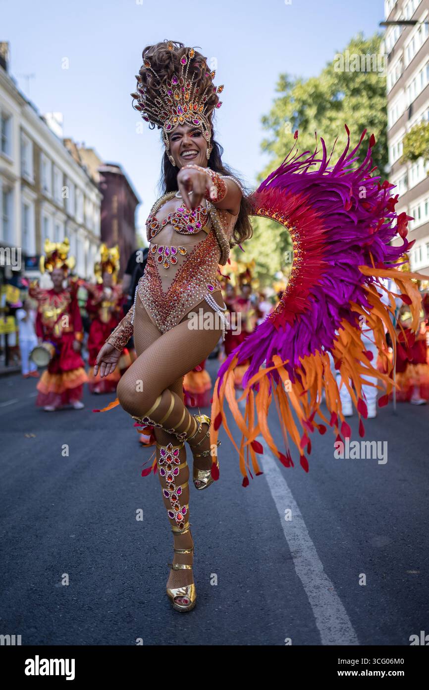 LONDRES, Royaume-Uni - 25 août 2025 : des artistes en costumes vibrants et des groupes de samba brésiliens rejoignent les systèmes sonores des Caraïbes lors du défilé principal du carnaval de Notting Hill. L'événement annuel célèbre la culture caribéenne avec de la musique, de la danse et des fêtes de rue, attirant d'énormes foules dans la chaleur de l'été. Banque D'Images LONDRES, Royaume-Uni - 25 août 2025 : des artistes en costumes vibrants et des groupes de samba brésiliens rejoignent les systèmes sonores des Caraïbes lors du défilé principal du carnaval de Notting Hill. L'événement annuel célèbre la culture caribéenne avec de la musique, de la danse et des fêtes de rue, attirant d'énormes foules dans la chaleur de l'été. Banque D'Images