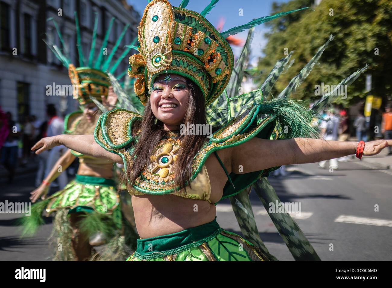 LONDRES, Royaume-Uni - 25 août 2025 : des artistes en costumes vibrants et des groupes de samba brésiliens rejoignent les systèmes sonores des Caraïbes lors du défilé principal du carnaval de Notting Hill. L'événement annuel célèbre la culture caribéenne avec de la musique, de la danse et des fêtes de rue, attirant d'énormes foules dans la chaleur de l'été. Banque D'Images LONDRES, Royaume-Uni - 25 août 2025 : des artistes en costumes vibrants et des groupes de samba brésiliens rejoignent les systèmes sonores des Caraïbes lors du défilé principal du carnaval de Notting Hill. L'événement annuel célèbre la culture caribéenne avec de la musique, de la danse et des fêtes de rue, attirant d'énormes foules dans la chaleur de l'été. Banque D'Images