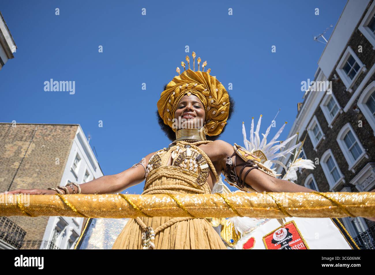 LONDRES, Royaume-Uni - 25 août 2025 : des artistes en costumes vibrants et des groupes de samba brésiliens rejoignent les systèmes sonores des Caraïbes lors du défilé principal du carnaval de Notting Hill. L'événement annuel célèbre la culture caribéenne avec de la musique, de la danse et des fêtes de rue, attirant d'énormes foules dans la chaleur de l'été. Banque D'Images LONDRES, Royaume-Uni - 25 août 2025 : des artistes en costumes vibrants et des groupes de samba brésiliens rejoignent les systèmes sonores des Caraïbes lors du défilé principal du carnaval de Notting Hill. L'événement annuel célèbre la culture caribéenne avec de la musique, de la danse et des fêtes de rue, attirant d'énormes foules dans la chaleur de l'été. Banque D'Images