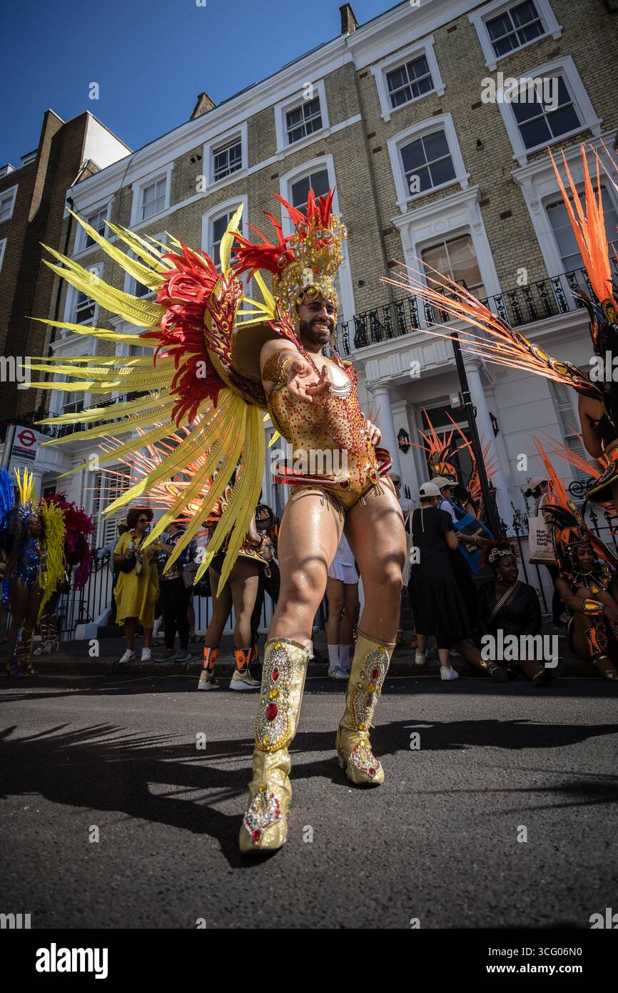 LONDRES, Royaume-Uni - 25 août 2025 : des artistes en costumes vibrants et des groupes de samba brésiliens rejoignent les systèmes sonores des Caraïbes lors du défilé principal du carnaval de Notting Hill. L'événement annuel célèbre la culture caribéenne avec de la musique, de la danse et des fêtes de rue, attirant d'énormes foules dans la chaleur de l'été. Banque D'Images LONDRES, Royaume-Uni - 25 août 2025 : des artistes en costumes vibrants et des groupes de samba brésiliens rejoignent les systèmes sonores des Caraïbes lors du défilé principal du carnaval de Notting Hill. L'événement annuel célèbre la culture caribéenne avec de la musique, de la danse et des fêtes de rue, attirant d'énormes foules dans la chaleur de l'été. Banque D'Images