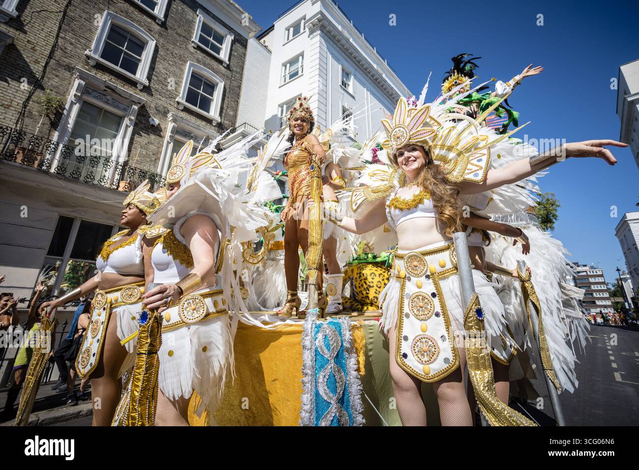 LONDRES, Royaume-Uni - 25 août 2025 : des artistes en costumes vibrants et des groupes de samba brésiliens rejoignent les systèmes sonores des Caraïbes lors du défilé principal du carnaval de Notting Hill. L'événement annuel célèbre la culture caribéenne avec de la musique, de la danse et des fêtes de rue, attirant d'énormes foules dans la chaleur de l'été. Banque D'Images LONDRES, Royaume-Uni - 25 août 2025 : des artistes en costumes vibrants et des groupes de samba brésiliens rejoignent les systèmes sonores des Caraïbes lors du défilé principal du carnaval de Notting Hill. L'événement annuel célèbre la culture caribéenne avec de la musique, de la danse et des fêtes de rue, attirant d'énormes foules dans la chaleur de l'été. Banque D'Images