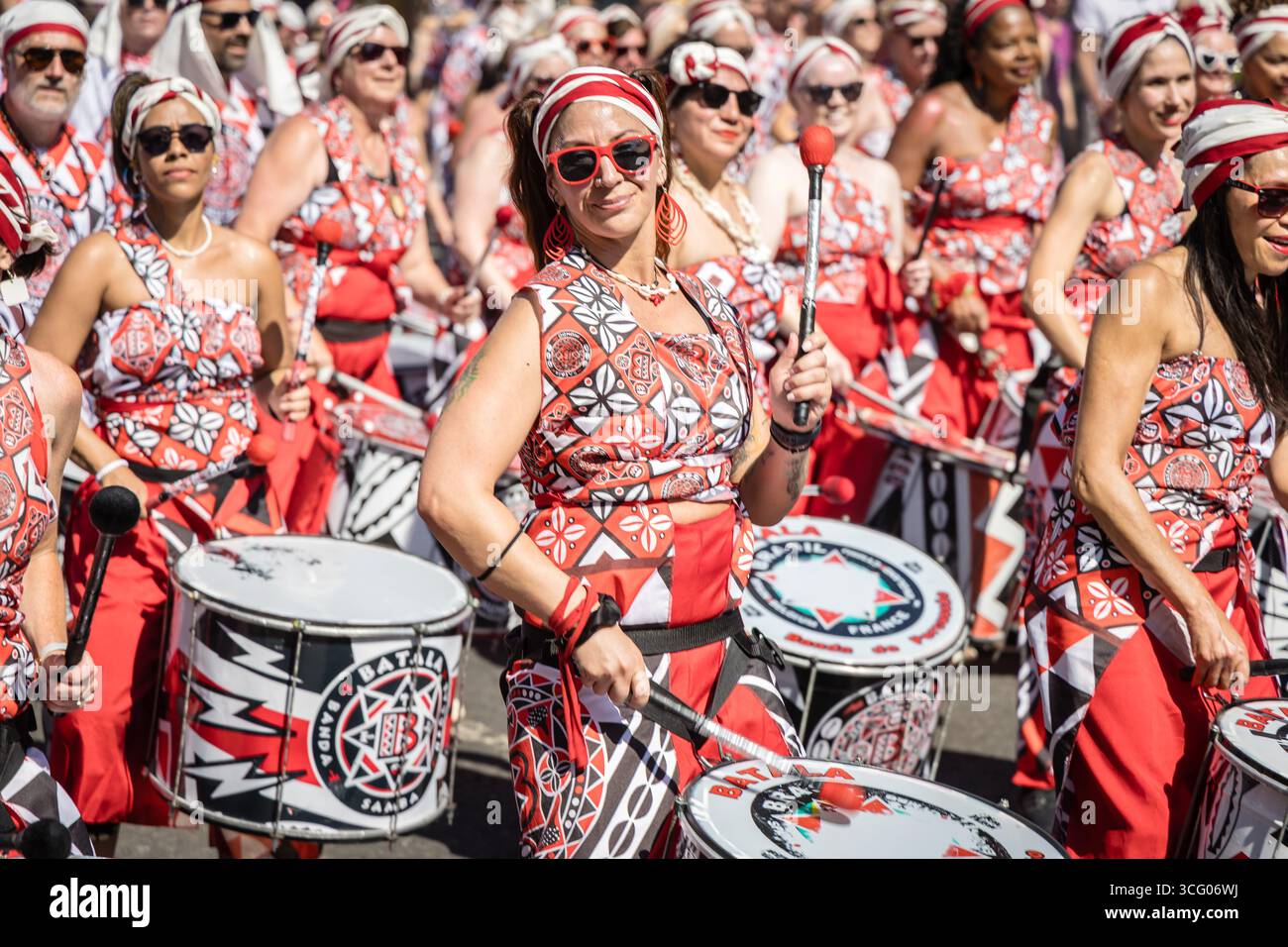 LONDRES, Royaume-Uni - 25 août 2025 : des artistes en costumes vibrants et des groupes de samba brésiliens rejoignent les systèmes sonores des Caraïbes lors du défilé principal du carnaval de Notting Hill. L'événement annuel célèbre la culture caribéenne avec de la musique, de la danse et des fêtes de rue, attirant d'énormes foules dans la chaleur de l'été. Banque D'Images LONDRES, Royaume-Uni - 25 août 2025 : des artistes en costumes vibrants et des groupes de samba brésiliens rejoignent les systèmes sonores des Caraïbes lors du défilé principal du carnaval de Notting Hill. L'événement annuel célèbre la culture caribéenne avec de la musique, de la danse et des fêtes de rue, attirant d'énormes foules dans la chaleur de l'été. Banque D'Images