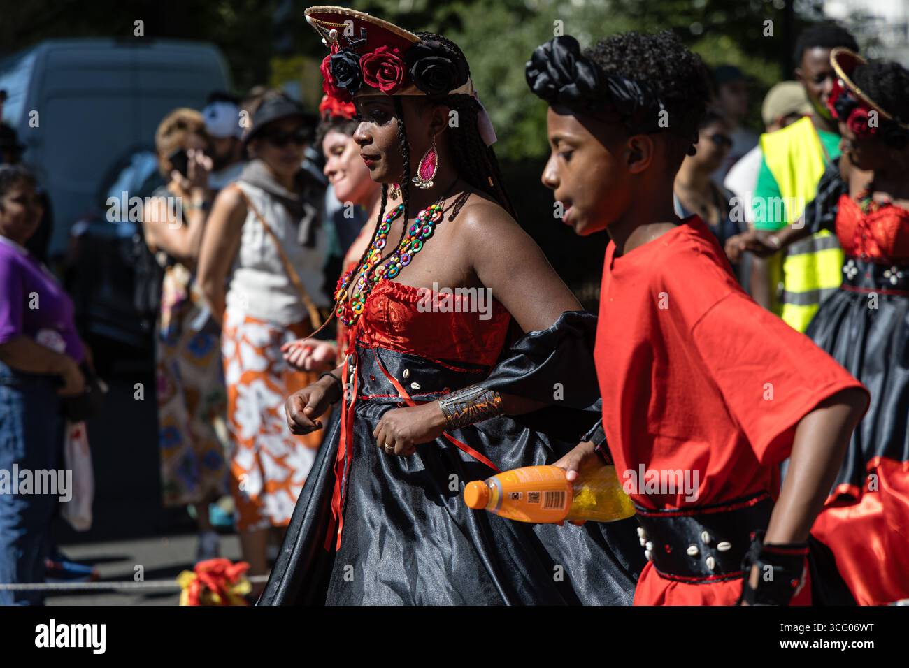 LONDRES, Royaume-Uni - 25 août 2025 : des artistes en costumes vibrants et des groupes de samba brésiliens rejoignent les systèmes sonores des Caraïbes lors du défilé principal du carnaval de Notting Hill. L'événement annuel célèbre la culture caribéenne avec de la musique, de la danse et des fêtes de rue, attirant d'énormes foules dans la chaleur de l'été. Banque D'Images LONDRES, Royaume-Uni - 25 août 2025 : des artistes en costumes vibrants et des groupes de samba brésiliens rejoignent les systèmes sonores des Caraïbes lors du défilé principal du carnaval de Notting Hill. L'événement annuel célèbre la culture caribéenne avec de la musique, de la danse et des fêtes de rue, attirant d'énormes foules dans la chaleur de l'été. Banque D'Images