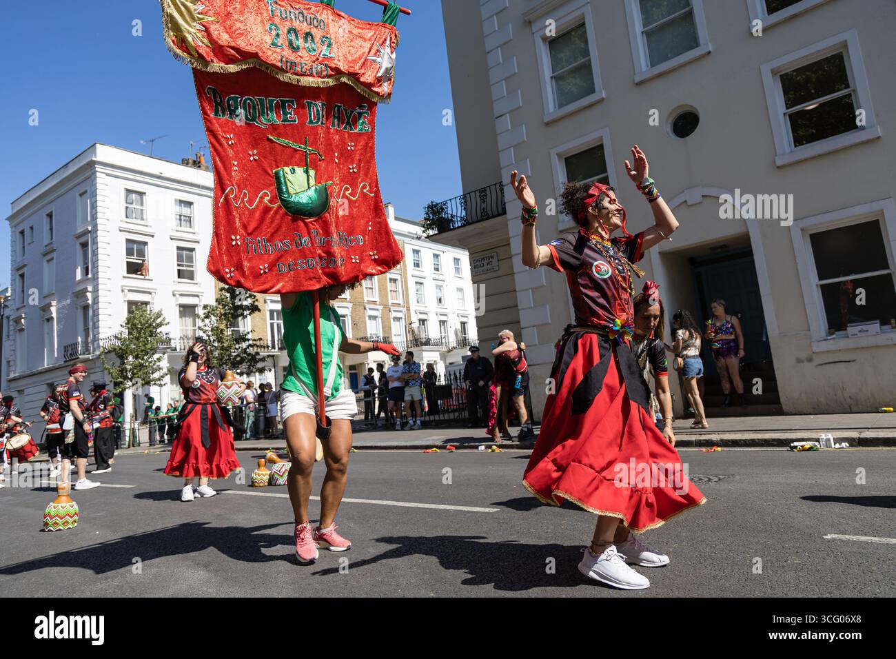 LONDRES, Royaume-Uni - 25 août 2025 : des artistes en costumes vibrants et des groupes de samba brésiliens rejoignent les systèmes sonores des Caraïbes lors du défilé principal du carnaval de Notting Hill. L'événement annuel célèbre la culture caribéenne avec de la musique, de la danse et des fêtes de rue, attirant d'énormes foules dans la chaleur de l'été. Banque D'Images LONDRES, Royaume-Uni - 25 août 2025 : des artistes en costumes vibrants et des groupes de samba brésiliens rejoignent les systèmes sonores des Caraïbes lors du défilé principal du carnaval de Notting Hill. L'événement annuel célèbre la culture caribéenne avec de la musique, de la danse et des fêtes de rue, attirant d'énormes foules dans la chaleur de l'été. Banque D'Images