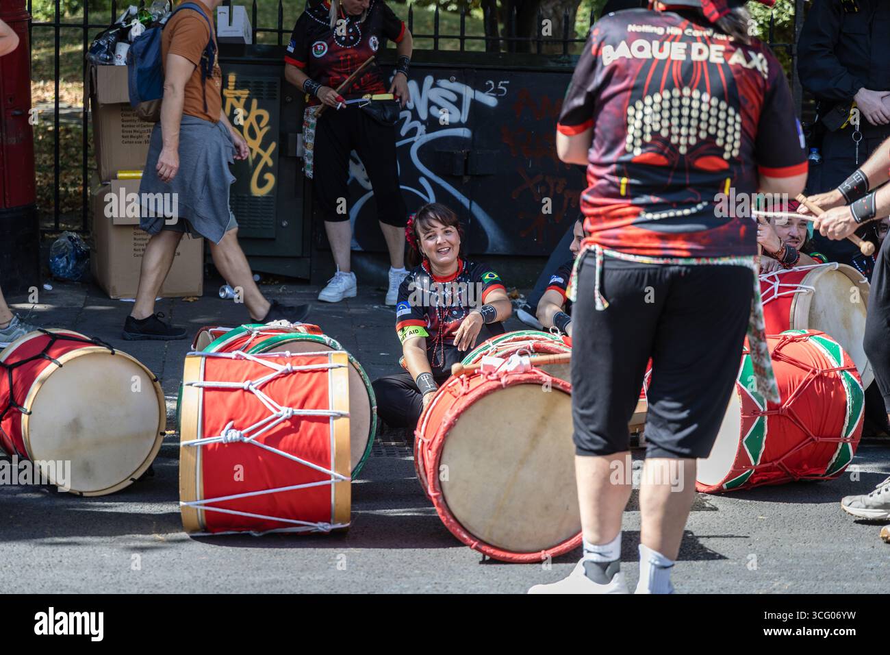 LONDRES, Royaume-Uni - 25 août 2025 : des artistes en costumes vibrants et des groupes de samba brésiliens rejoignent les systèmes sonores des Caraïbes lors du défilé principal du carnaval de Notting Hill. L'événement annuel célèbre la culture caribéenne avec de la musique, de la danse et des fêtes de rue, attirant d'énormes foules dans la chaleur de l'été. Banque D'Images LONDRES, Royaume-Uni - 25 août 2025 : des artistes en costumes vibrants et des groupes de samba brésiliens rejoignent les systèmes sonores des Caraïbes lors du défilé principal du carnaval de Notting Hill. L'événement annuel célèbre la culture caribéenne avec de la musique, de la danse et des fêtes de rue, attirant d'énormes foules dans la chaleur de l'été. Banque D'Images