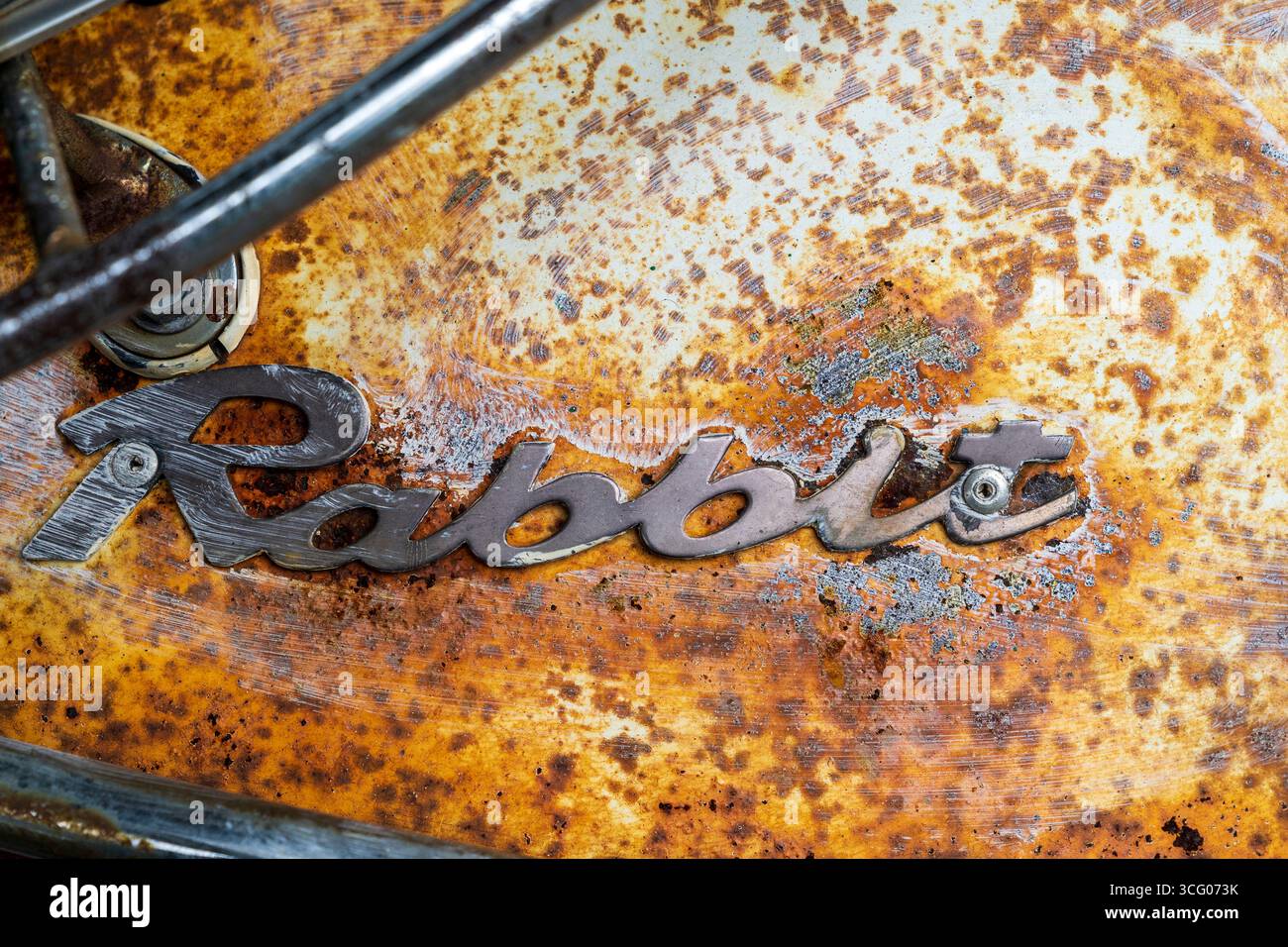 Le logo Rabbit sur le côté d'un vieux scooter Fuji Rabbit Touring 150 rouillé. Banque D'Images