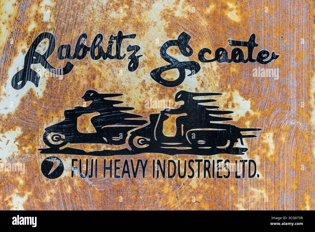 Le logo double scooter utilisé par la société Fuji du Japon pour les scooters Rabbit 150 produits dans les années 1960, l'un des plus avancés à l'époque. Banque D'Images