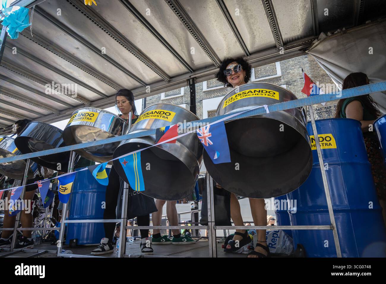 LONDRES, Royaume-Uni - 25 août 2025 : des artistes en costumes vibrants et des groupes de samba brésiliens rejoignent les systèmes sonores des Caraïbes lors du défilé principal du carnaval de Notting Hill. L'événement annuel célèbre la culture caribéenne avec de la musique, de la danse et des fêtes de rue, attirant d'énormes foules dans la chaleur de l'été. Banque D'Images LONDRES, Royaume-Uni - 25 août 2025 : des artistes en costumes vibrants et des groupes de samba brésiliens rejoignent les systèmes sonores des Caraïbes lors du défilé principal du carnaval de Notting Hill. L'événement annuel célèbre la culture caribéenne avec de la musique, de la danse et des fêtes de rue, attirant d'énormes foules dans la chaleur de l'été. Banque D'Images