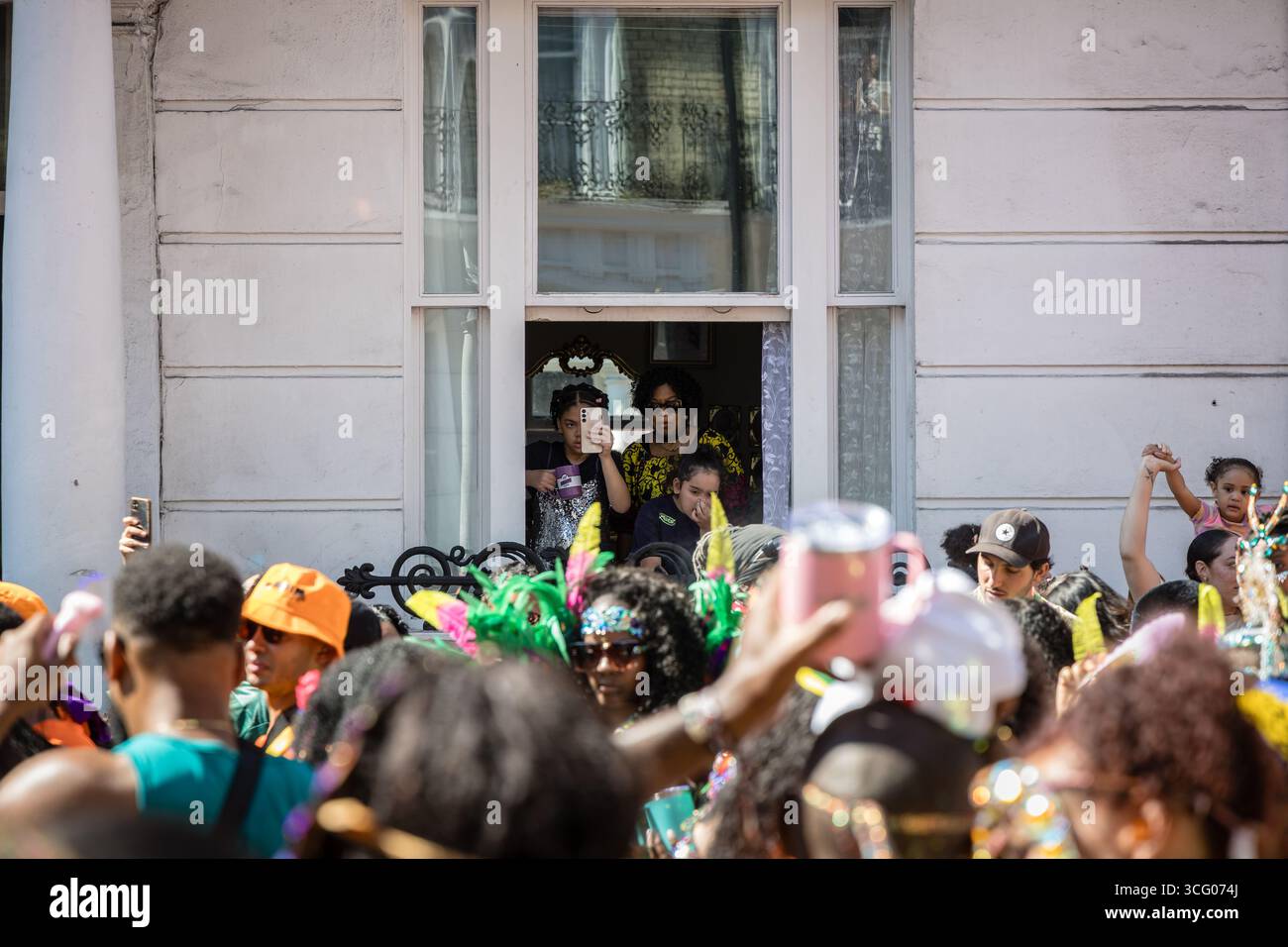 LONDRES, Royaume-Uni - 25 août 2025 : des artistes en costumes vibrants et des groupes de samba brésiliens rejoignent les systèmes sonores des Caraïbes lors du défilé principal du carnaval de Notting Hill. L'événement annuel célèbre la culture caribéenne avec de la musique, de la danse et des fêtes de rue, attirant d'énormes foules dans la chaleur de l'été. Banque D'Images LONDRES, Royaume-Uni - 25 août 2025 : des artistes en costumes vibrants et des groupes de samba brésiliens rejoignent les systèmes sonores des Caraïbes lors du défilé principal du carnaval de Notting Hill. L'événement annuel célèbre la culture caribéenne avec de la musique, de la danse et des fêtes de rue, attirant d'énormes foules dans la chaleur de l'été. Banque D'Images