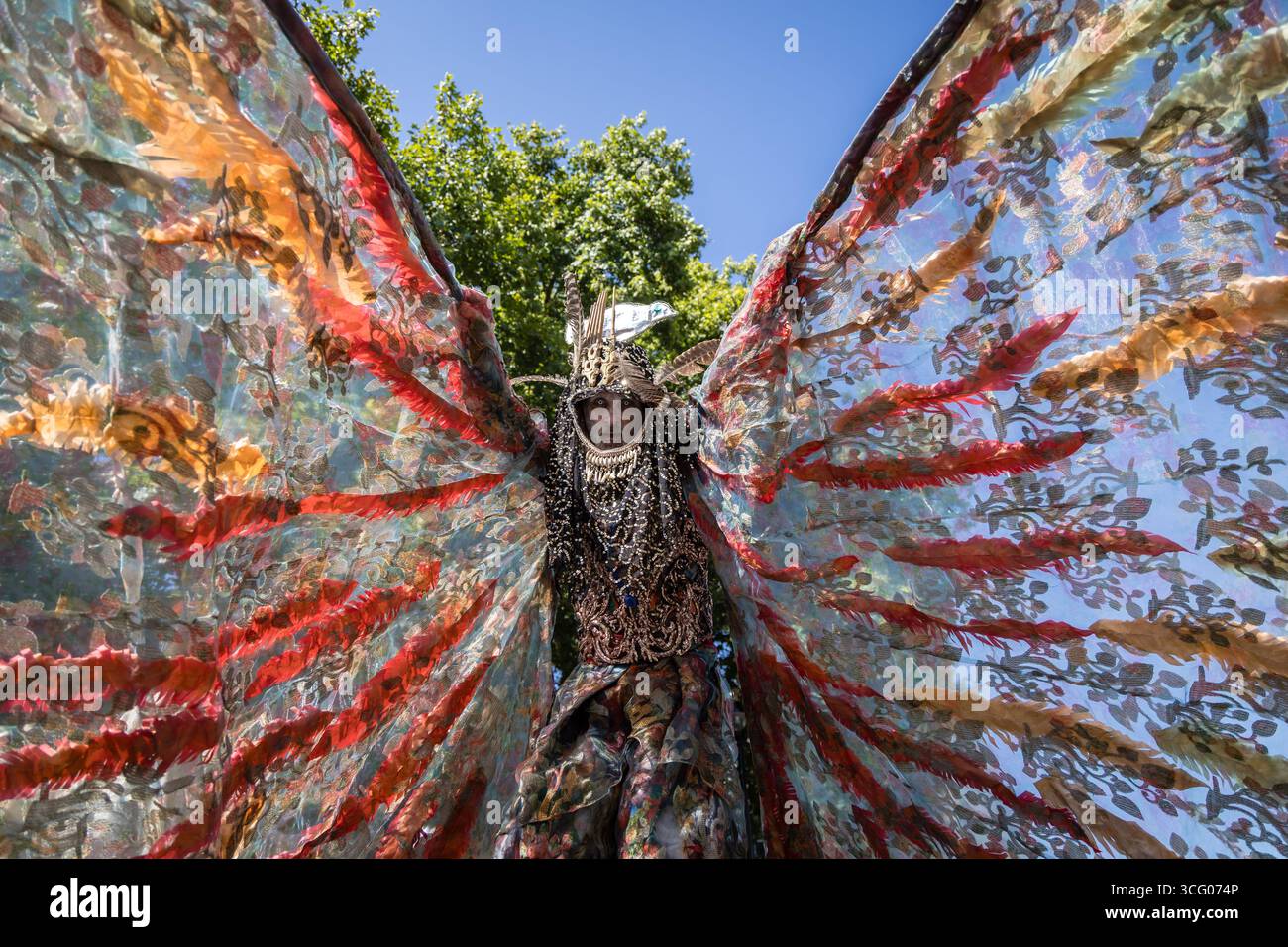 LONDRES, Royaume-Uni - 25 août 2025 : des artistes en costumes vibrants et des groupes de samba brésiliens rejoignent les systèmes sonores des Caraïbes lors du défilé principal du carnaval de Notting Hill. L'événement annuel célèbre la culture caribéenne avec de la musique, de la danse et des fêtes de rue, attirant d'énormes foules dans la chaleur de l'été. Banque D'Images LONDRES, Royaume-Uni - 25 août 2025 : des artistes en costumes vibrants et des groupes de samba brésiliens rejoignent les systèmes sonores des Caraïbes lors du défilé principal du carnaval de Notting Hill. L'événement annuel célèbre la culture caribéenne avec de la musique, de la danse et des fêtes de rue, attirant d'énormes foules dans la chaleur de l'été. Banque D'Images