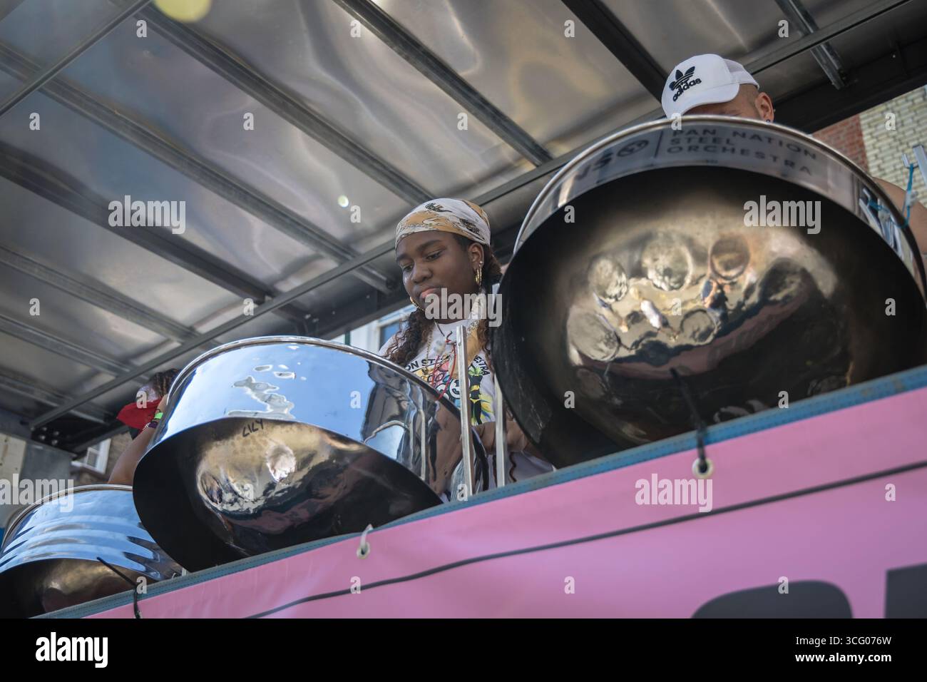 LONDRES, Royaume-Uni - 25 août 2025 : des artistes en costumes vibrants et des groupes de samba brésiliens rejoignent les systèmes sonores des Caraïbes lors du défilé principal du carnaval de Notting Hill. L'événement annuel célèbre la culture caribéenne avec de la musique, de la danse et des fêtes de rue, attirant d'énormes foules dans la chaleur de l'été. Banque D'Images LONDRES, Royaume-Uni - 25 août 2025 : des artistes en costumes vibrants et des groupes de samba brésiliens rejoignent les systèmes sonores des Caraïbes lors du défilé principal du carnaval de Notting Hill. L'événement annuel célèbre la culture caribéenne avec de la musique, de la danse et des fêtes de rue, attirant d'énormes foules dans la chaleur de l'été. Banque D'Images