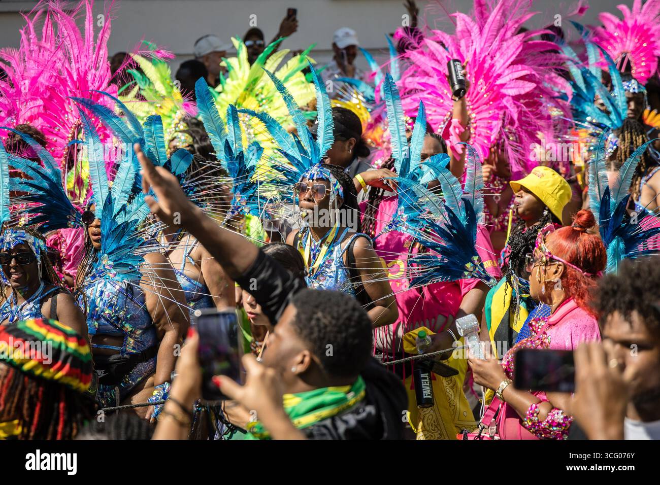 LONDRES, Royaume-Uni - 25 août 2025 : des artistes en costumes vibrants et des groupes de samba brésiliens rejoignent les systèmes sonores des Caraïbes lors du défilé principal du carnaval de Notting Hill. L'événement annuel célèbre la culture caribéenne avec de la musique, de la danse et des fêtes de rue, attirant d'énormes foules dans la chaleur de l'été. Banque D'Images LONDRES, Royaume-Uni - 25 août 2025 : des artistes en costumes vibrants et des groupes de samba brésiliens rejoignent les systèmes sonores des Caraïbes lors du défilé principal du carnaval de Notting Hill. L'événement annuel célèbre la culture caribéenne avec de la musique, de la danse et des fêtes de rue, attirant d'énormes foules dans la chaleur de l'été. Banque D'Images