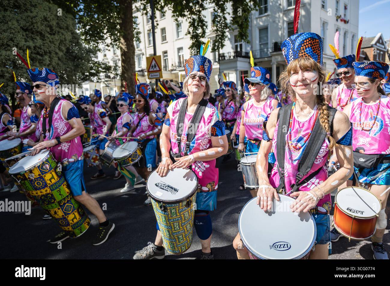 LONDRES, Royaume-Uni - 25 août 2025 : des artistes en costumes vibrants et des groupes de samba brésiliens rejoignent les systèmes sonores des Caraïbes lors du défilé principal du carnaval de Notting Hill. L'événement annuel célèbre la culture caribéenne avec de la musique, de la danse et des fêtes de rue, attirant d'énormes foules dans la chaleur de l'été. Banque D'Images LONDRES, Royaume-Uni - 25 août 2025 : des artistes en costumes vibrants et des groupes de samba brésiliens rejoignent les systèmes sonores des Caraïbes lors du défilé principal du carnaval de Notting Hill. L'événement annuel célèbre la culture caribéenne avec de la musique, de la danse et des fêtes de rue, attirant d'énormes foules dans la chaleur de l'été. Banque D'Images