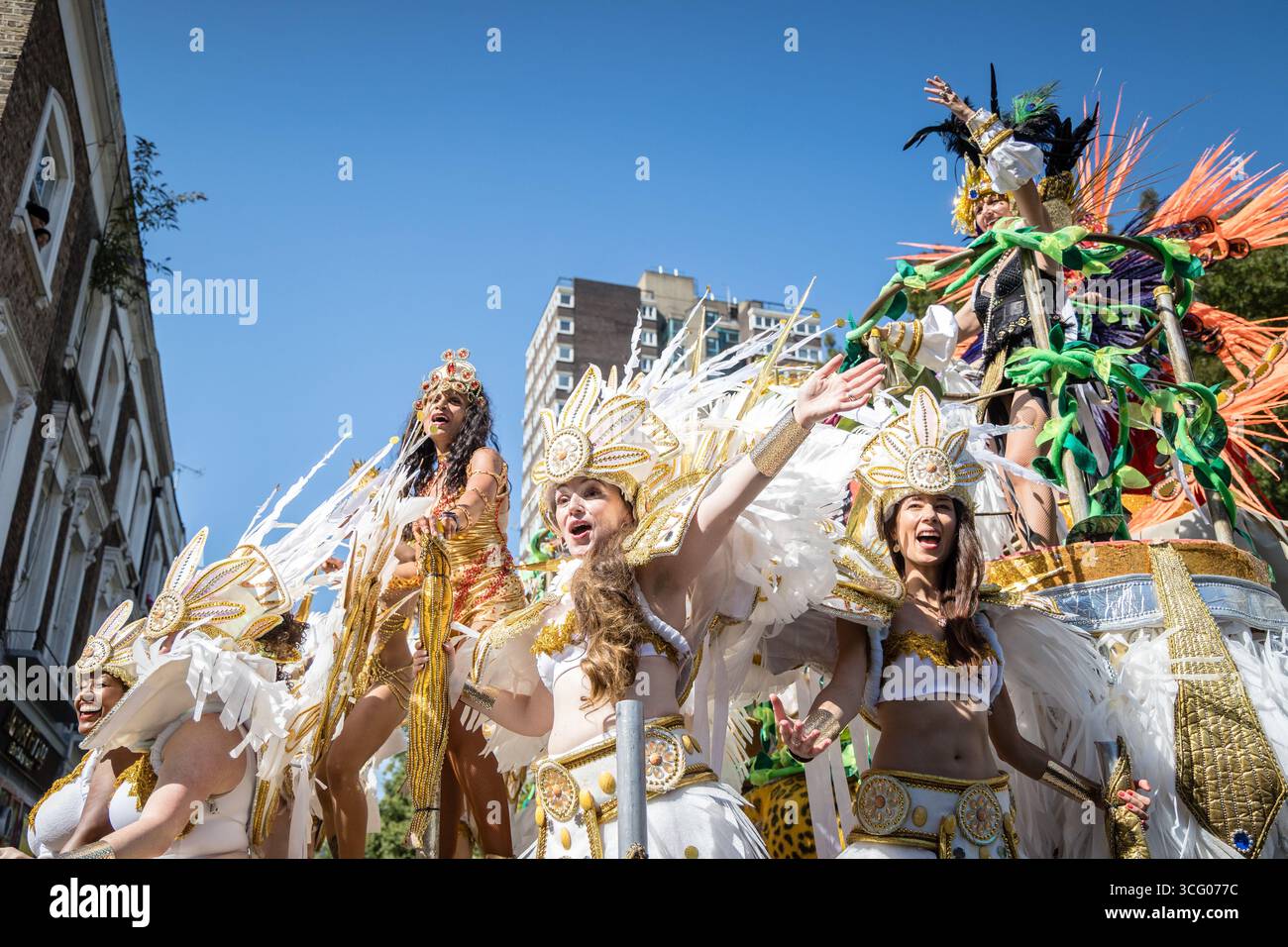 LONDRES, Royaume-Uni - 25 août 2025 : des artistes en costumes vibrants et des groupes de samba brésiliens rejoignent les systèmes sonores des Caraïbes lors du défilé principal du carnaval de Notting Hill. L'événement annuel célèbre la culture caribéenne avec de la musique, de la danse et des fêtes de rue, attirant d'énormes foules dans la chaleur de l'été. Banque D'Images LONDRES, Royaume-Uni - 25 août 2025 : des artistes en costumes vibrants et des groupes de samba brésiliens rejoignent les systèmes sonores des Caraïbes lors du défilé principal du carnaval de Notting Hill. L'événement annuel célèbre la culture caribéenne avec de la musique, de la danse et des fêtes de rue, attirant d'énormes foules dans la chaleur de l'été. Banque D'Images