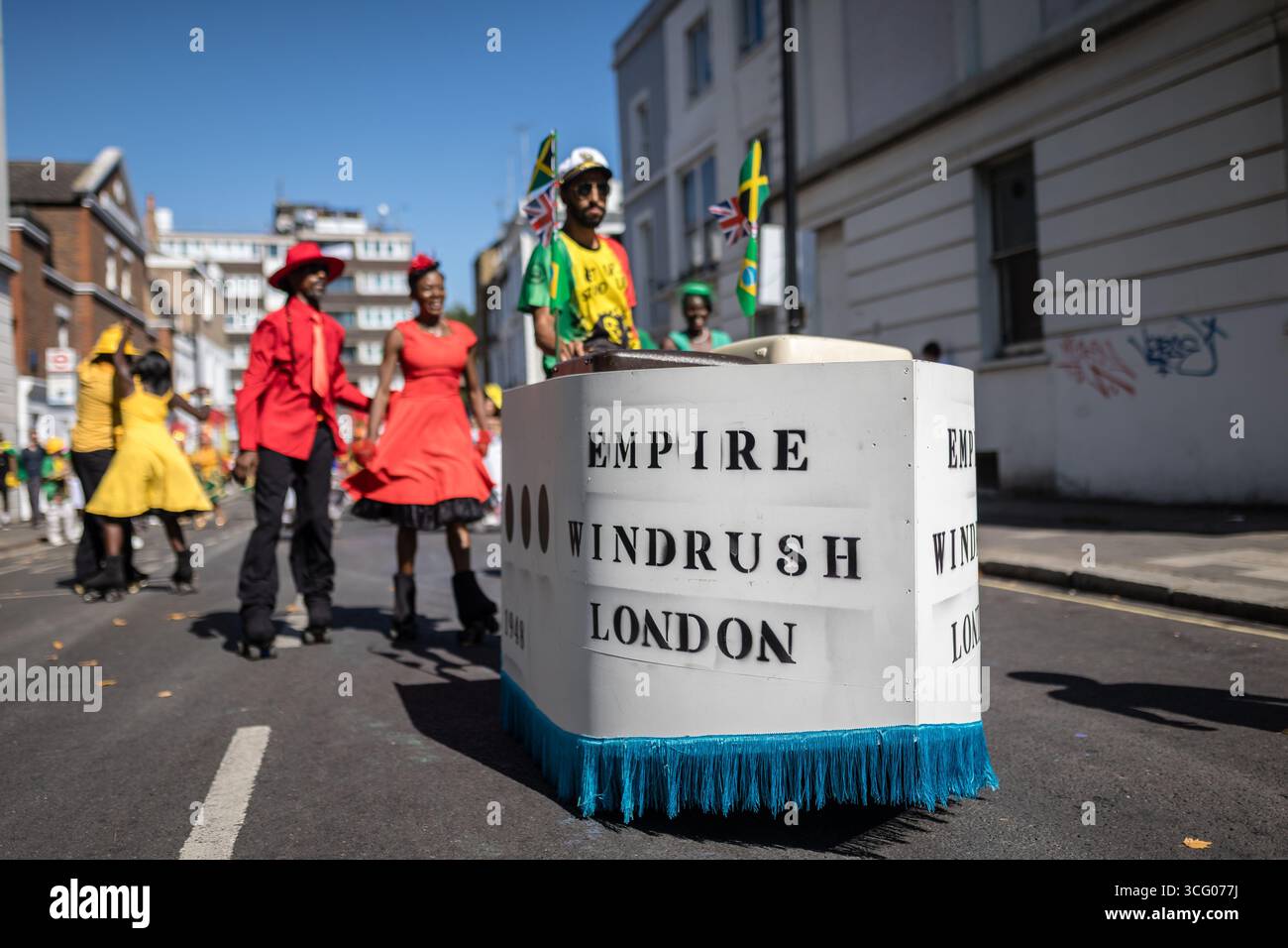 LONDRES, Royaume-Uni - 25 août 2025 : des artistes en costumes vibrants et des groupes de samba brésiliens rejoignent les systèmes sonores des Caraïbes lors du défilé principal du carnaval de Notting Hill. L'événement annuel célèbre la culture caribéenne avec de la musique, de la danse et des fêtes de rue, attirant d'énormes foules dans la chaleur de l'été. Banque D'Images LONDRES, Royaume-Uni - 25 août 2025 : des artistes en costumes vibrants et des groupes de samba brésiliens rejoignent les systèmes sonores des Caraïbes lors du défilé principal du carnaval de Notting Hill. L'événement annuel célèbre la culture caribéenne avec de la musique, de la danse et des fêtes de rue, attirant d'énormes foules dans la chaleur de l'été. Banque D'Images