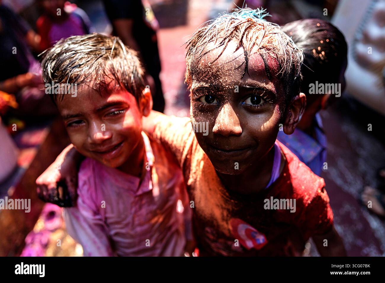 Enfants dans le quartier pauvre de Colaba, Mumbai, Inde, célébrant Holi, le festival des couleurs. Banque D'Images