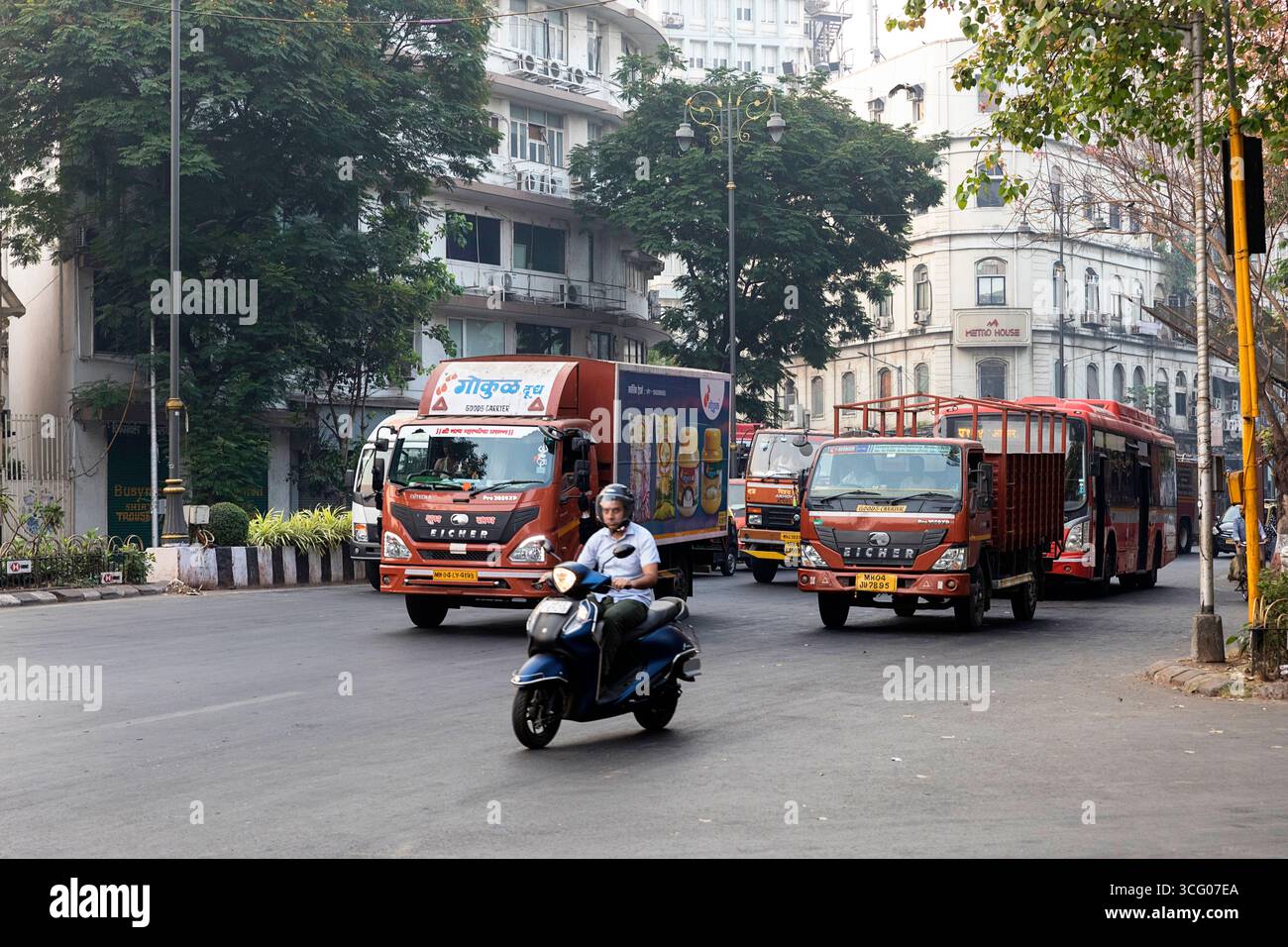 Scènes matinales quotidiennes de Mumbai Metropola en Inde, style de vie des habitants, circulation matinale dans la ville avant l'heure de pointe Banque D'Images