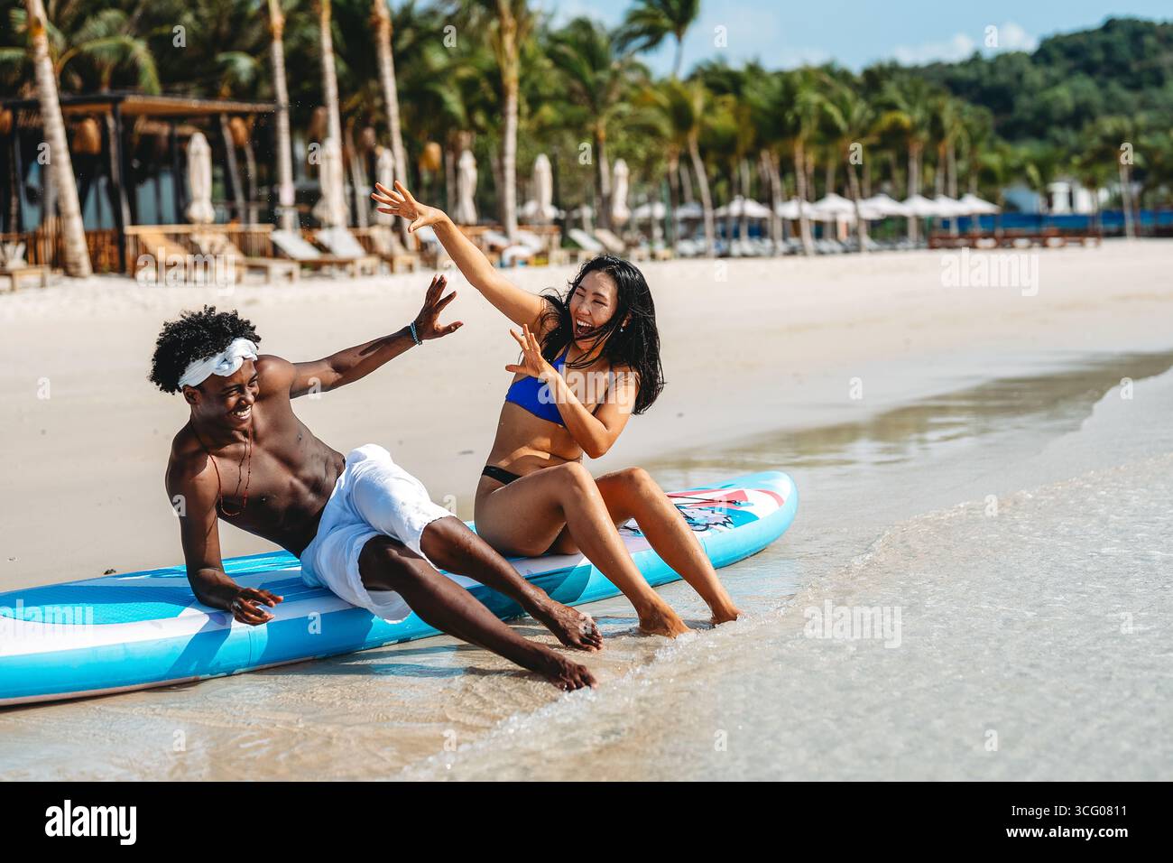Couple interracial célébrant l'amour sur une plage tropicale, embrassant la diversité, le romantisme et la convivialité sur leur lune de miel dans un paradis pittoresque Banque D'Images Couple interracial célébrant l'amour sur une plage tropicale, embrassant la diversité, le romantisme et la convivialité sur leur lune de miel dans un paradis pittoresque Banque D'Images