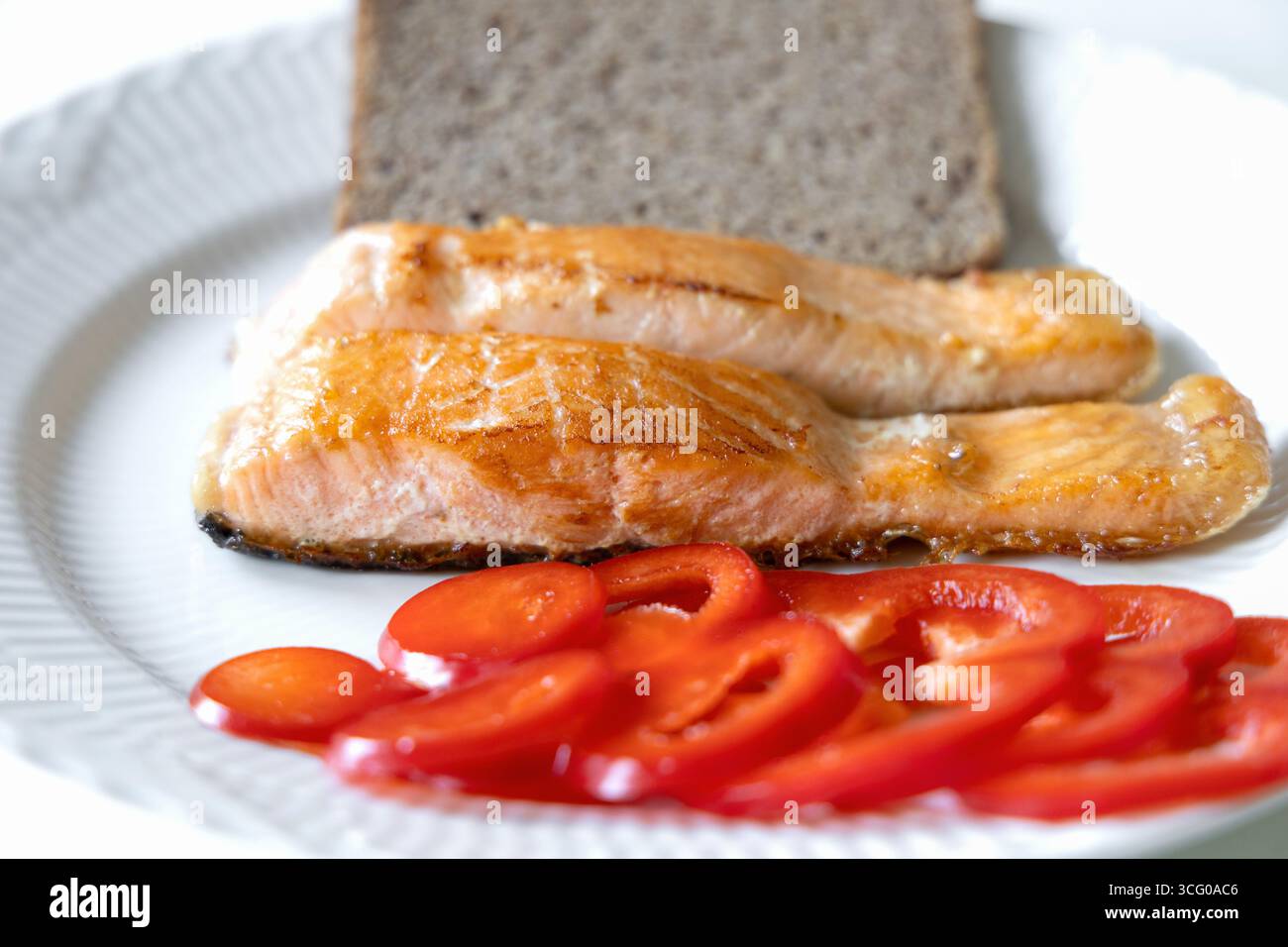 Poisson frit servi avec du pain et du poivre. Photo de haute qualité Banque D'Images
