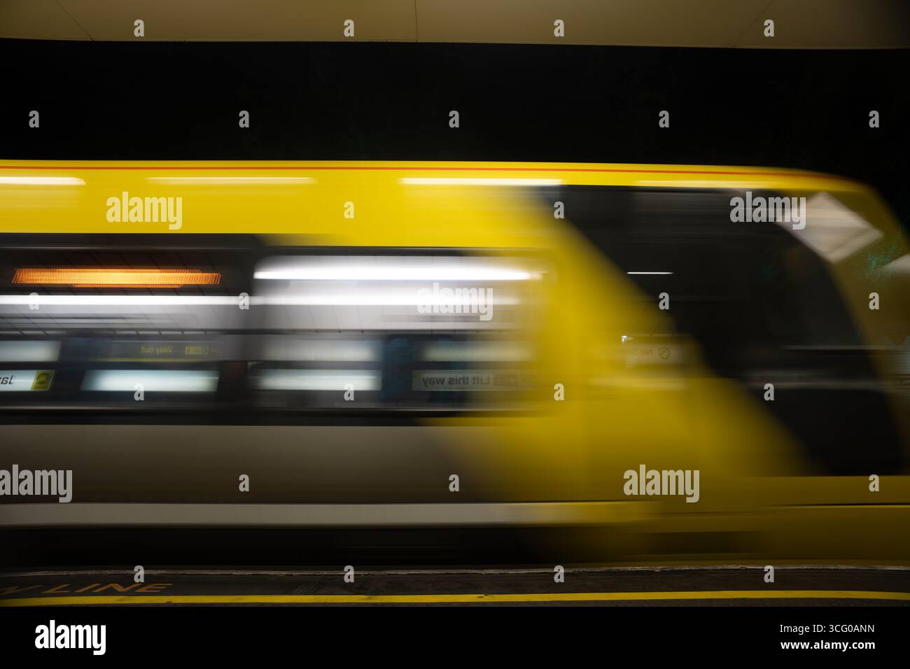 Train de métro Merseyrail en mouvement flou à St James Street Station. Liverpool UK août 2025 Banque D'Images