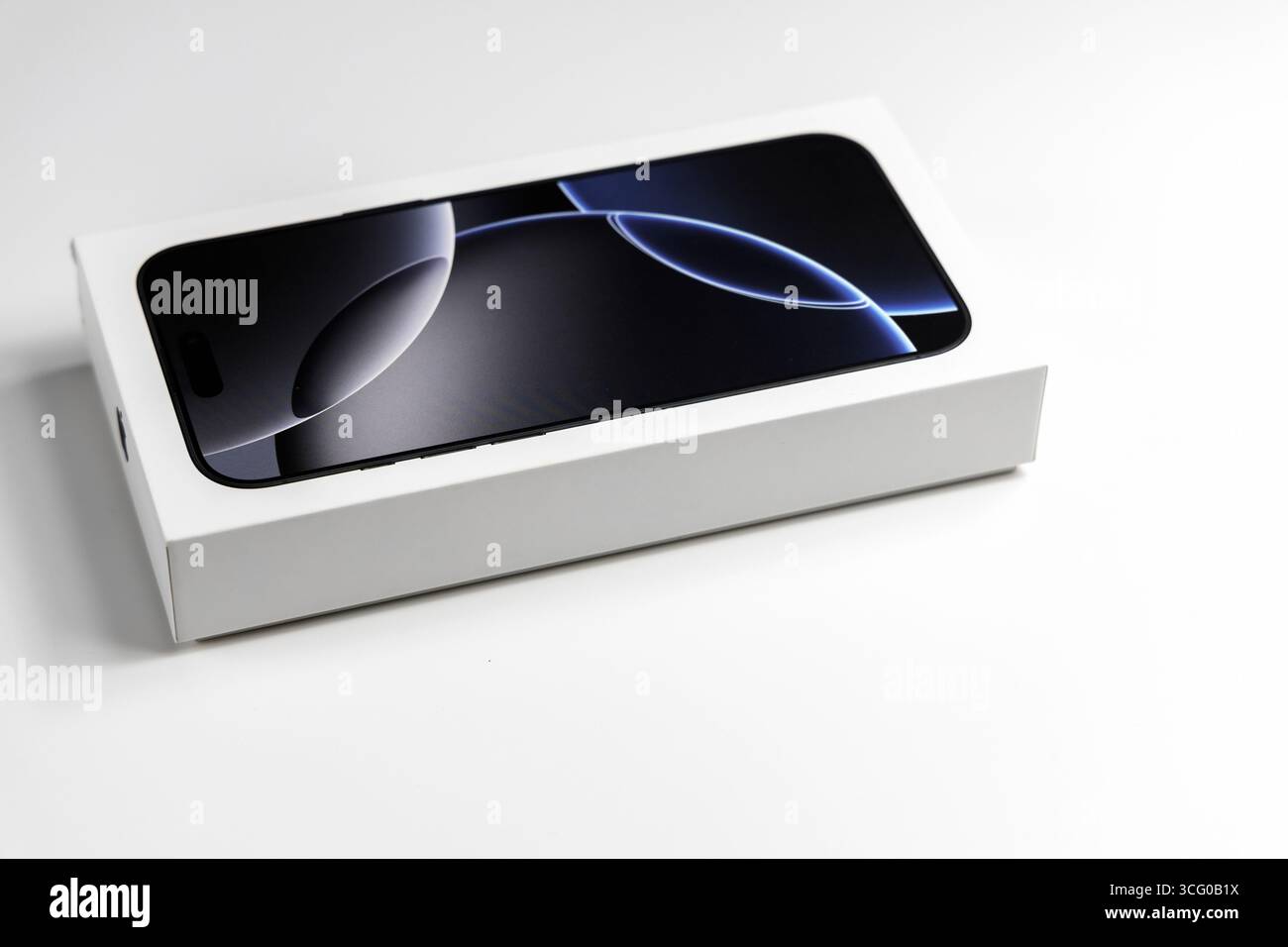 Tout nouveau smartphone dans la boîte de vente au détail. Photo de haute qualité Banque D'Images