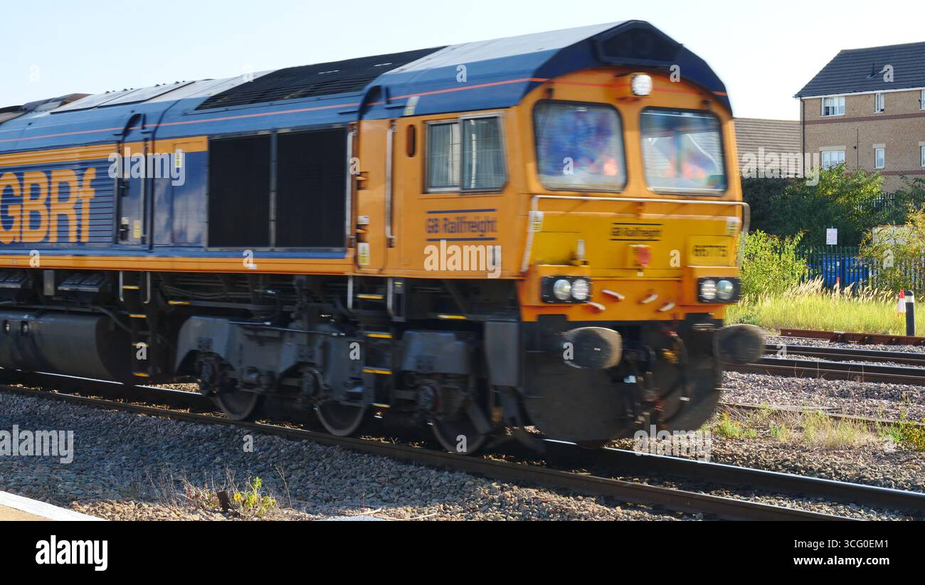 Un train de marchandises GBRF Class 66 se dirige vers le nord à travers la gare de Peterborough. Banque D'Images