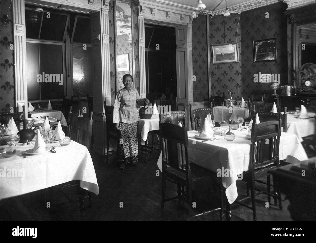 L'hôtel-restaurant indonésien Philadelphie sur la Leidsekade à Amsterdam, le seul endroit à Amsterdam à servir un rijsttafel (table de riz) en 1916. Une femme dans un sarong pose pour le photographe. Pays-Bas, Amsterdam, 1916. Vintage Archive Daily Life photographie néerlandaise, années 1910 Par Kees Hofker Banque D'Images