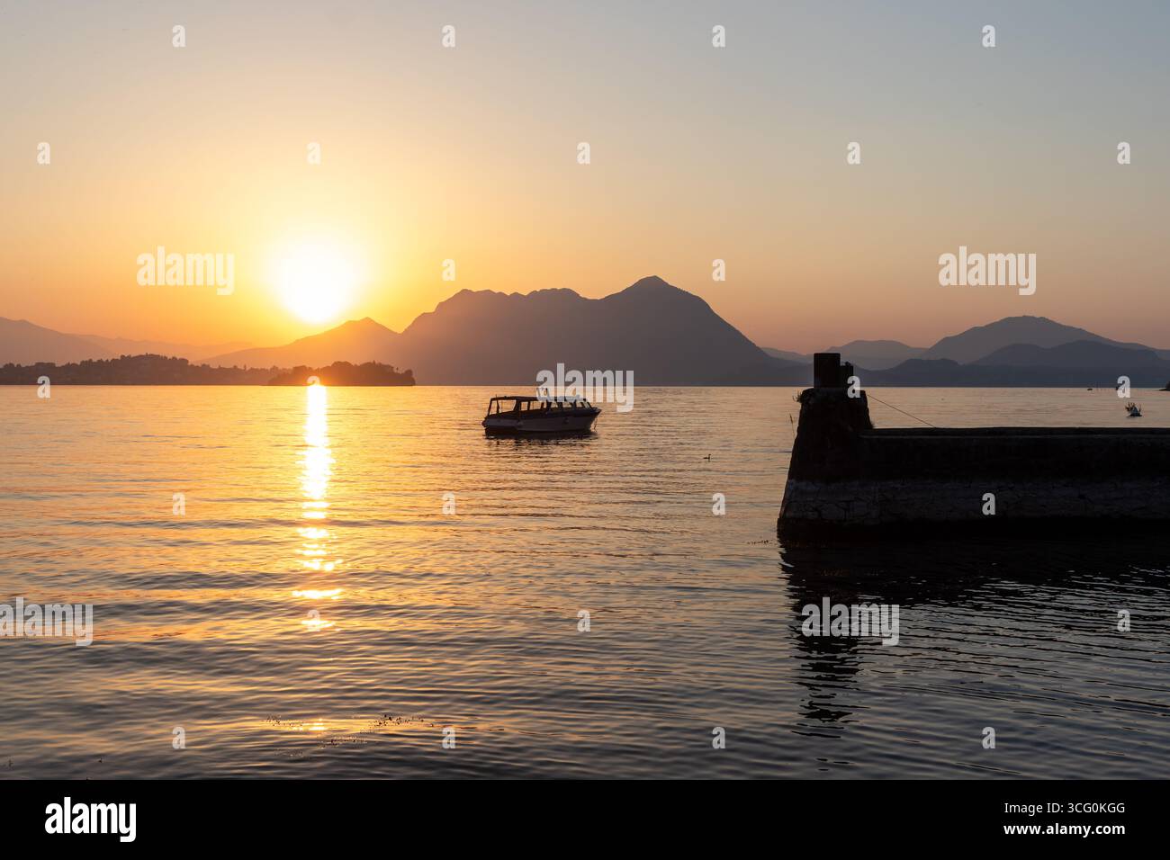Lever du soleil sur le lac majeur Baveno, Italie. Banque D'Images