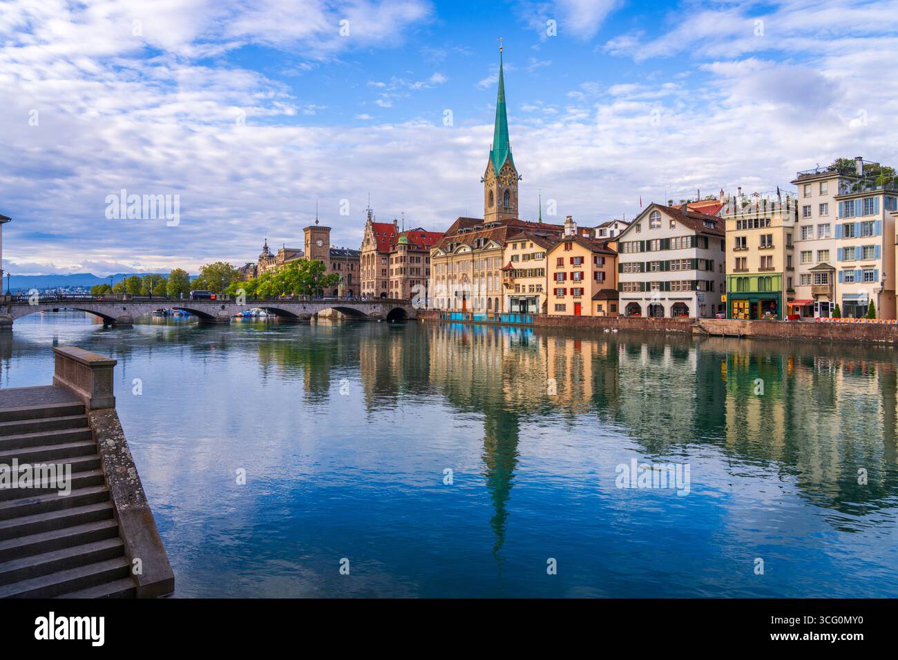 Zurich, Suisse sur la rivière Limmat en début de matinée. Banque D'Images