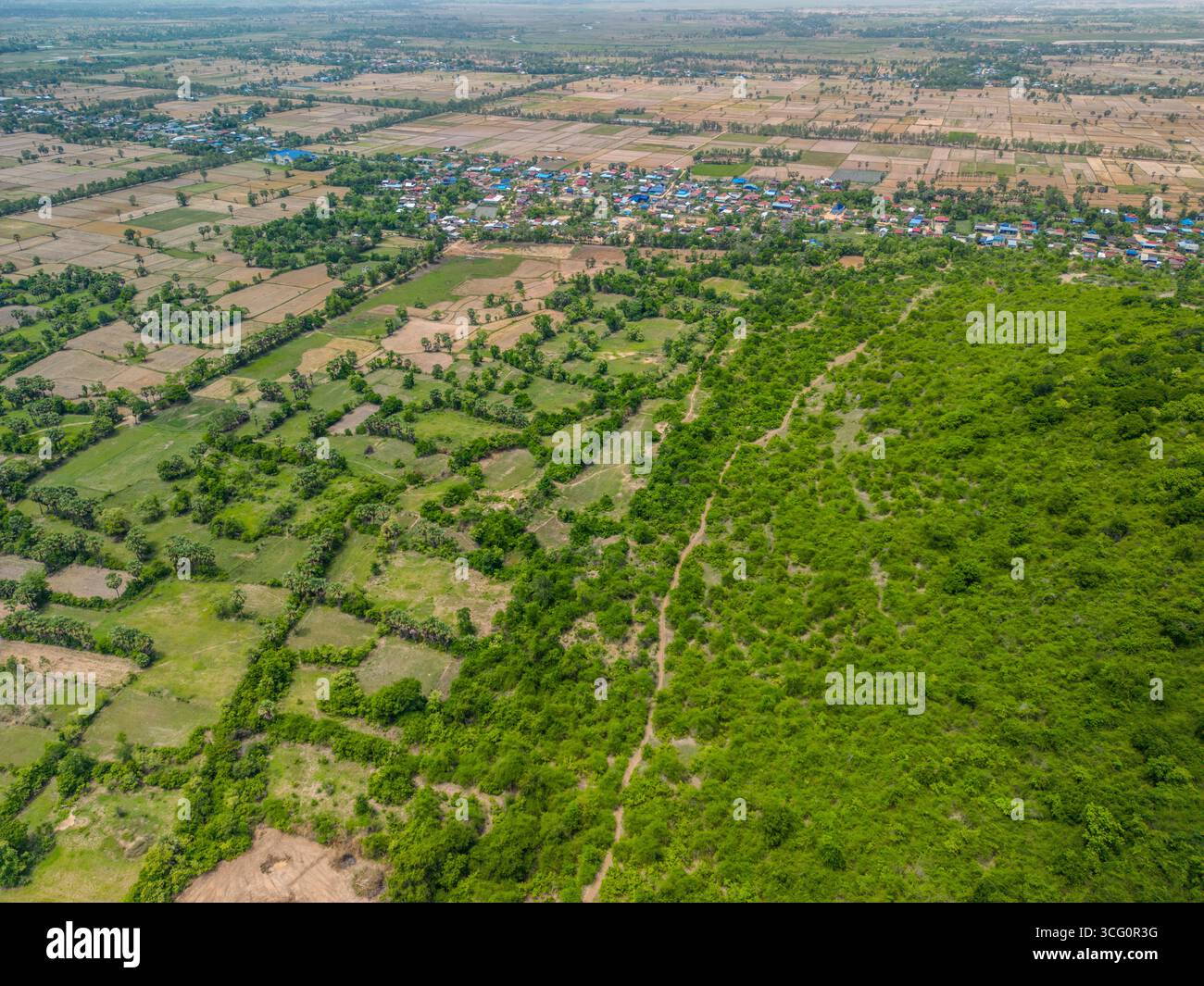 Vue par drone d'un village rural entouré de terres agricoles et de champs verdoyants près de Phnom Chisor dans le district de Samraŏng, province de Takéo, Cambodge. L'agriculture Banque D'Images