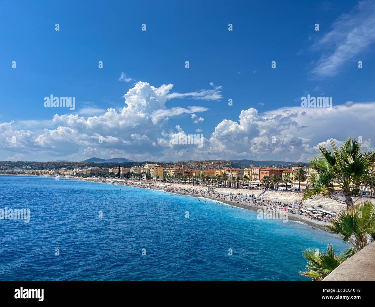 Panorama ville de Nice avec la plage de la Côte d'Azur sur la Côte d'Azur avec mer bleue et ciel bleu avec nuages blancs en été Banque D'Images
