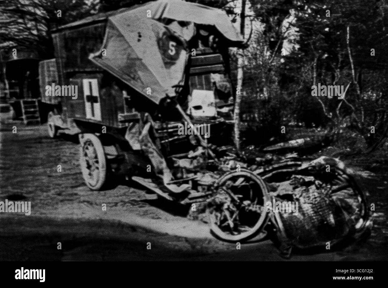 Photographie tirée de L’illustration, 24 juin 1916, montrant une ambulance française revenant de Verdun après avoir évacué des blessés. Ses roues avant et son moteur ont été détruits par des tirs d'obus, mais le véhicule a été ramené pour réparation. L’image rend hommage au courage des ambulanciers et au rôle indispensable de l’évacuation sanitaire motorisée dans les terribles conditions de la bataille de Verdun. Banque D'Images