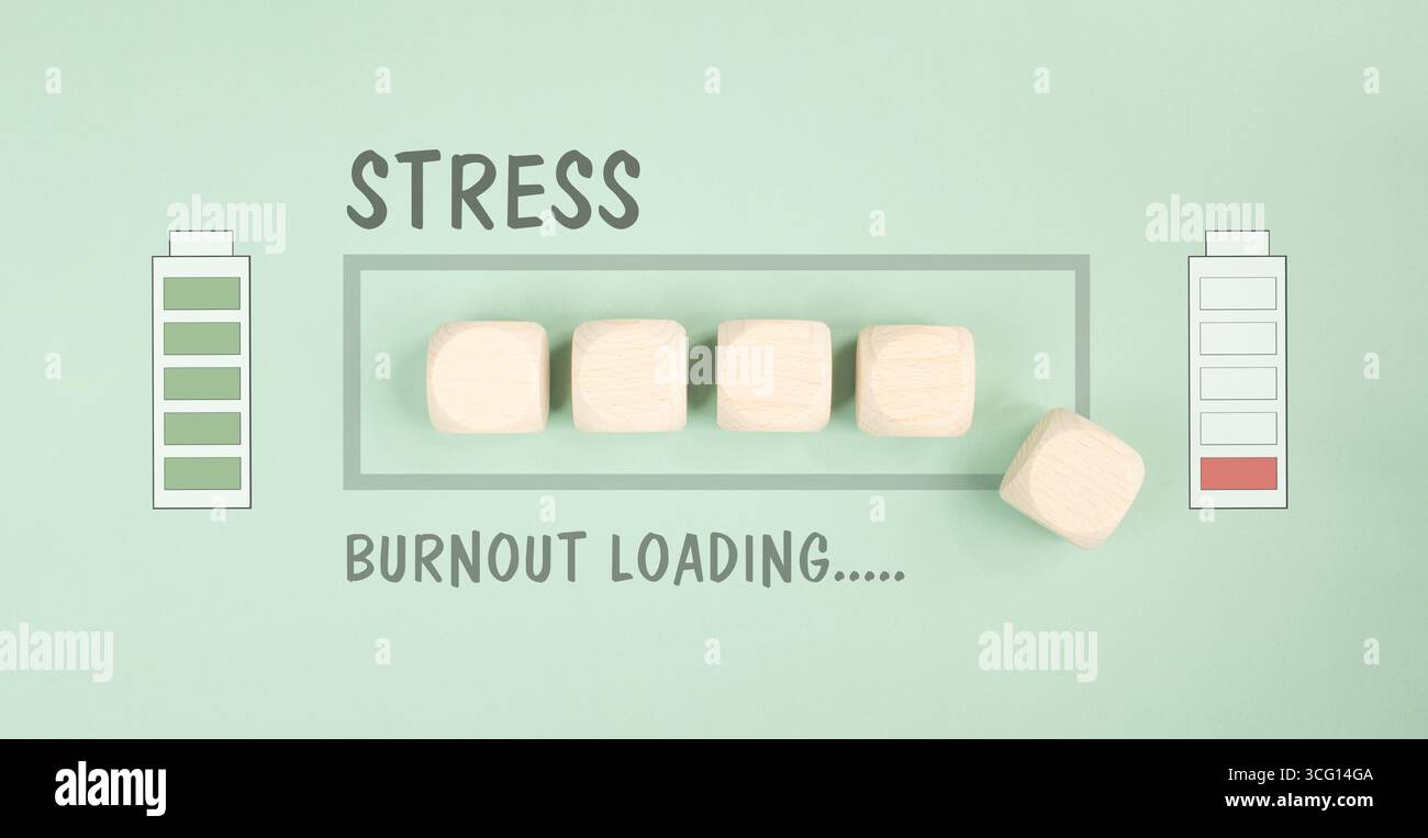 Stress, Burnout chargement, épuisement, équilibre style de vie et vie professionnelle, faible énergie, recharge vide, batterie pleine Banque D'Images