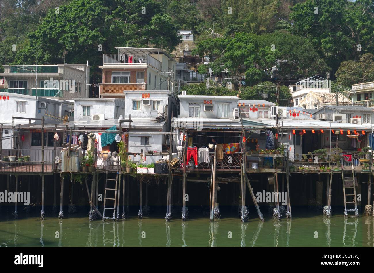 Le village de pêcheurs de Tai O sur l'île de Lantau, Hong Kong, est connu pour les nombreuses maisons sur pilotis à côté de l'eau de mer souvent avec des bateaux de pêche attachés ci-dessous Banque D'Images