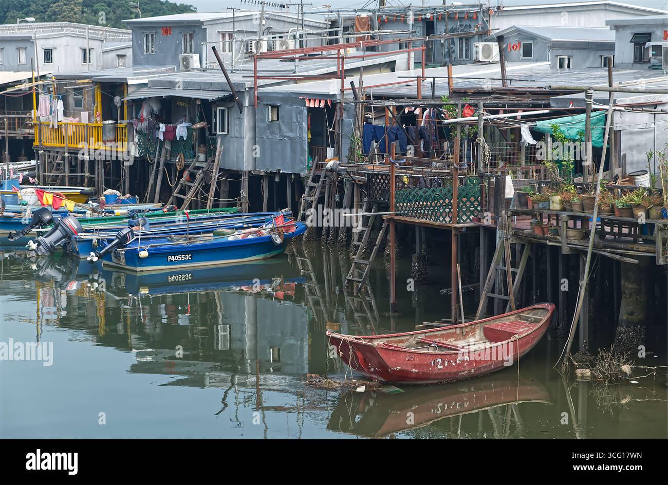Le village de pêcheurs de Tai O sur l'île de Lantau, Hong Kong, est connu pour les nombreuses maisons sur pilotis à côté de l'eau de mer souvent avec des bateaux de pêche attachés ci-dessous Banque D'Images