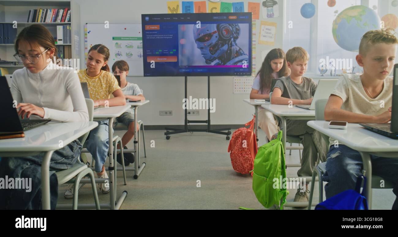 Élèves de l'école primaire travaillant sur des projets créatifs sur des ordinateurs portables, pratiquant les compétences numériques en classe d'art. Écran numérique montrant le logiciel ai pour la création d'images. Apprentissage interactif STEM. Dolly Shot Banque D'Images