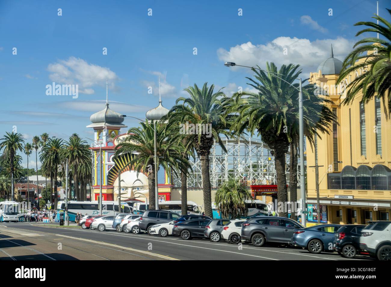 Parc d'attractions et théâtre le long d'une rue principale de Melbourne Beach, Australie. Banque D'Images