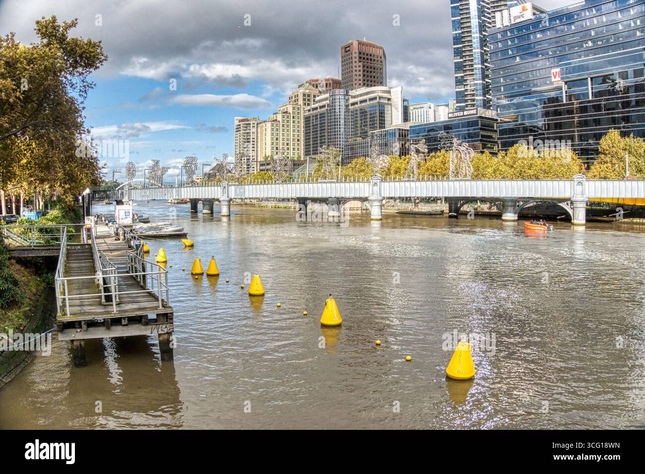 Vue sur la ville le long de la rivière Yarra à Melbourne, Australie. Banque D'Images